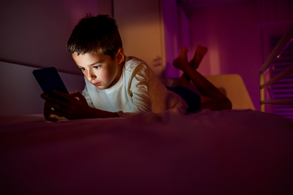 发现孩子每天晚上偷偷玩游戏到半夜怎么办？