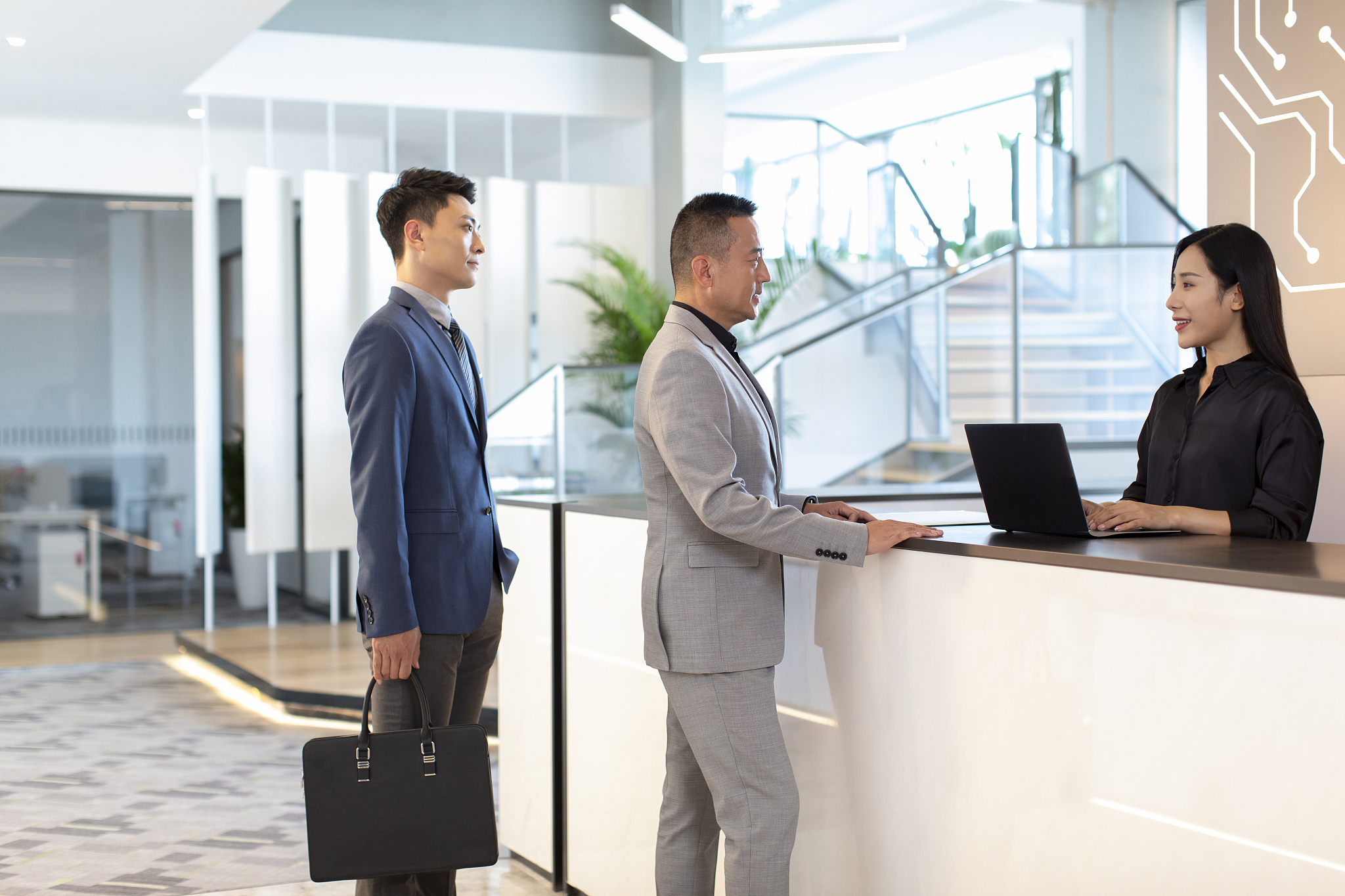 我想让你担任文员按照我的要求写出一篇2000字的实习报告报告的要求包括：实习的地点是在安徽合肥实习的公司是安徽省豪伟建设集团有限公司实习时长两个月工作的内容是销售实习生负责搜集市场房地产行业的相关数据信息做简单的数据分析另外要和部门经理接待客户收集客户要求和信息同时要学习销售策划案的编写负责部门定期召开的会议做好会议记录通过这次实习提升了我的沟通表达能力和组织协作能力同时学会了策划案的制作以及简单