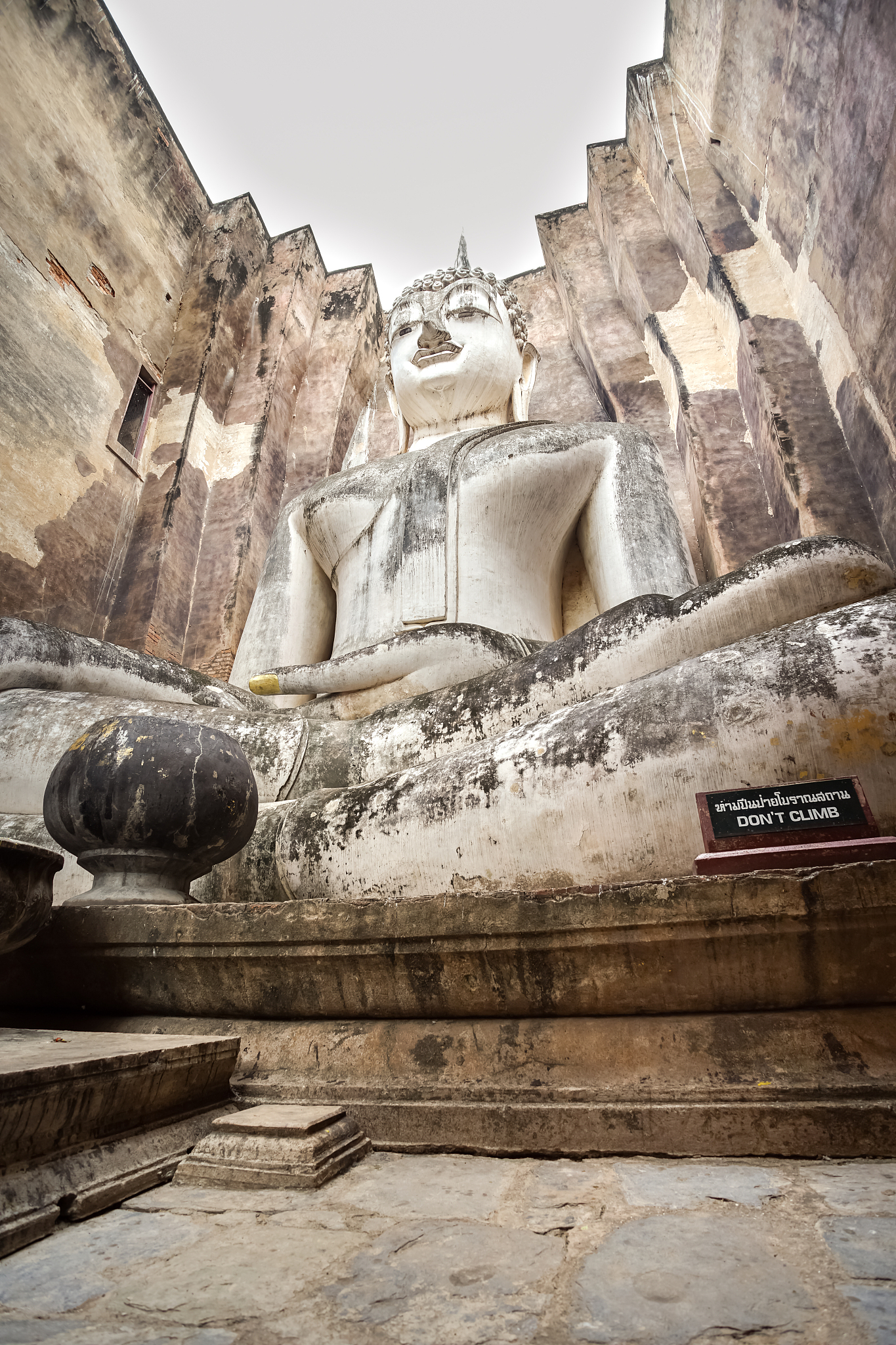 the big buddha phra achana in wat si chum