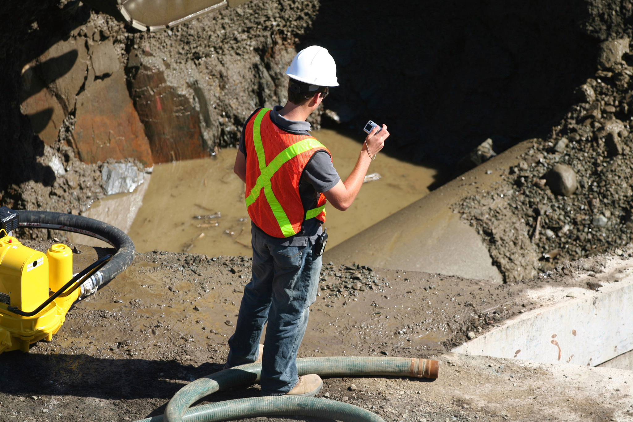 介绍M水电站地下工程施工监理存在加强地质勘探和风险评估的难点写成一段话格式不少于300字。