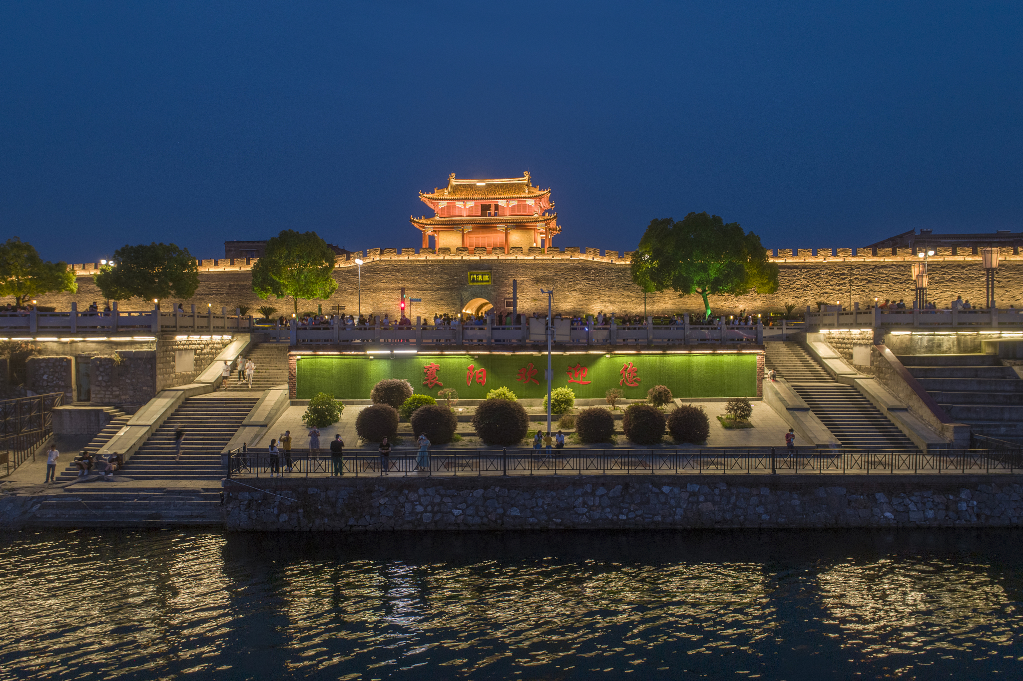 航拍襄阳古城临汉门夜景风光