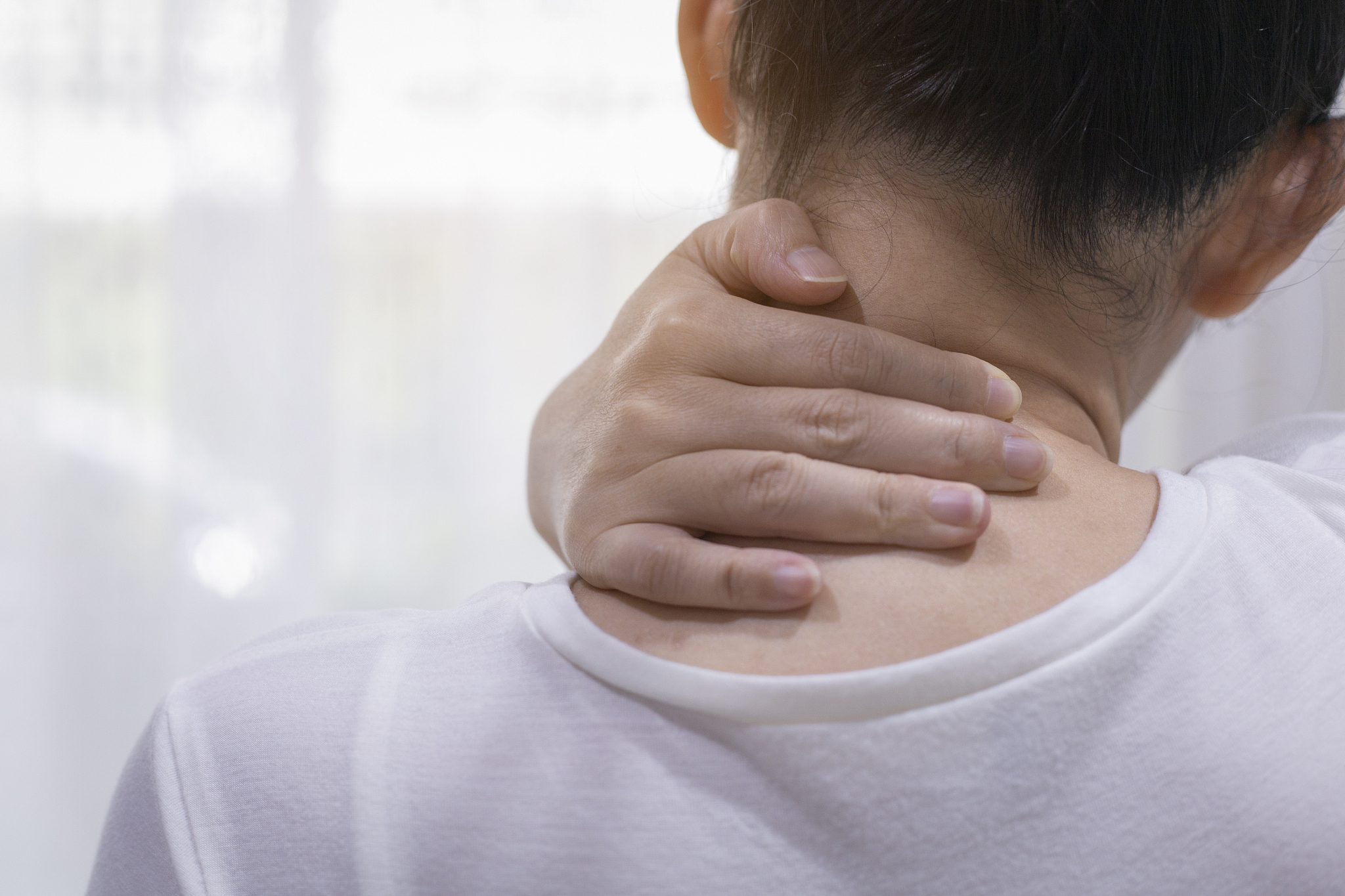 women with neck pain,women shoulder pain