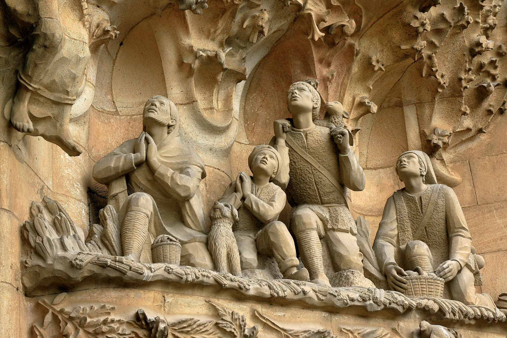 我的学生想去巴塞罗那玩所以想练练最基本的交流譬如在机场酒店餐厅或者问路这类的所以他想我想以这个为度给他上一次课。帮我整理一下相关的内容需要中文和西班牙语。越详细越好。