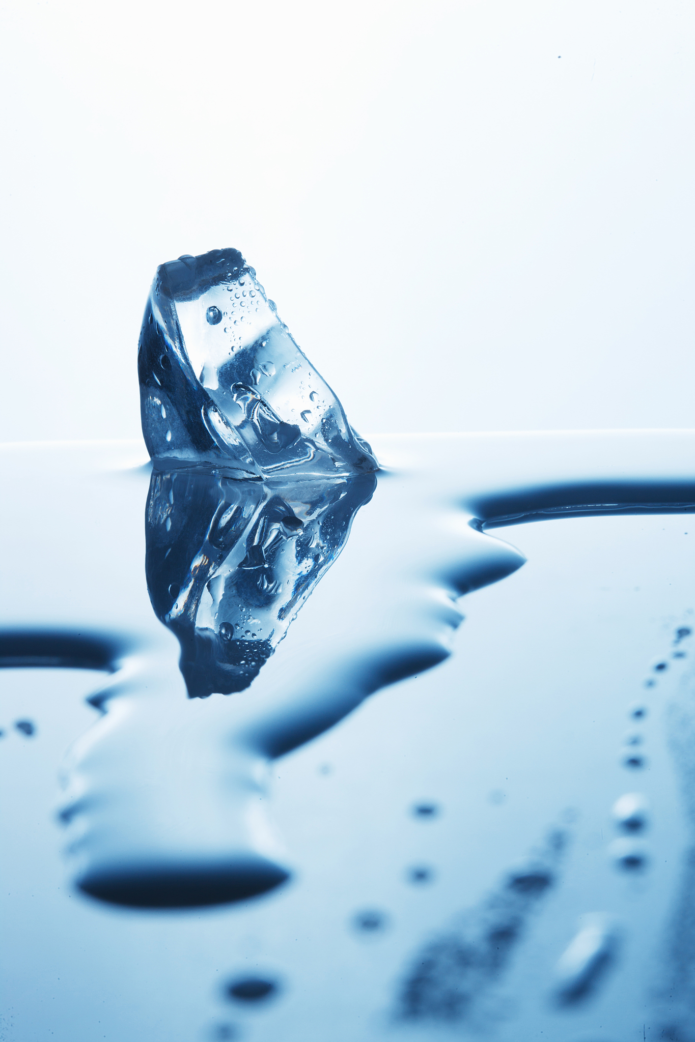 冰块放入水中会污染吗