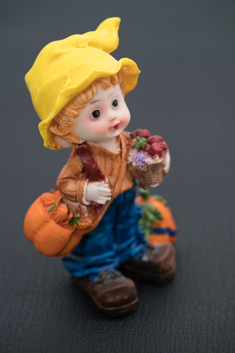 写一篇关于我同学转学时送我的他亲手做的熊娃娃是我的心爱之物看完要让人想哭 开头要用我的心爱之物是一个布满线头的布娃娃