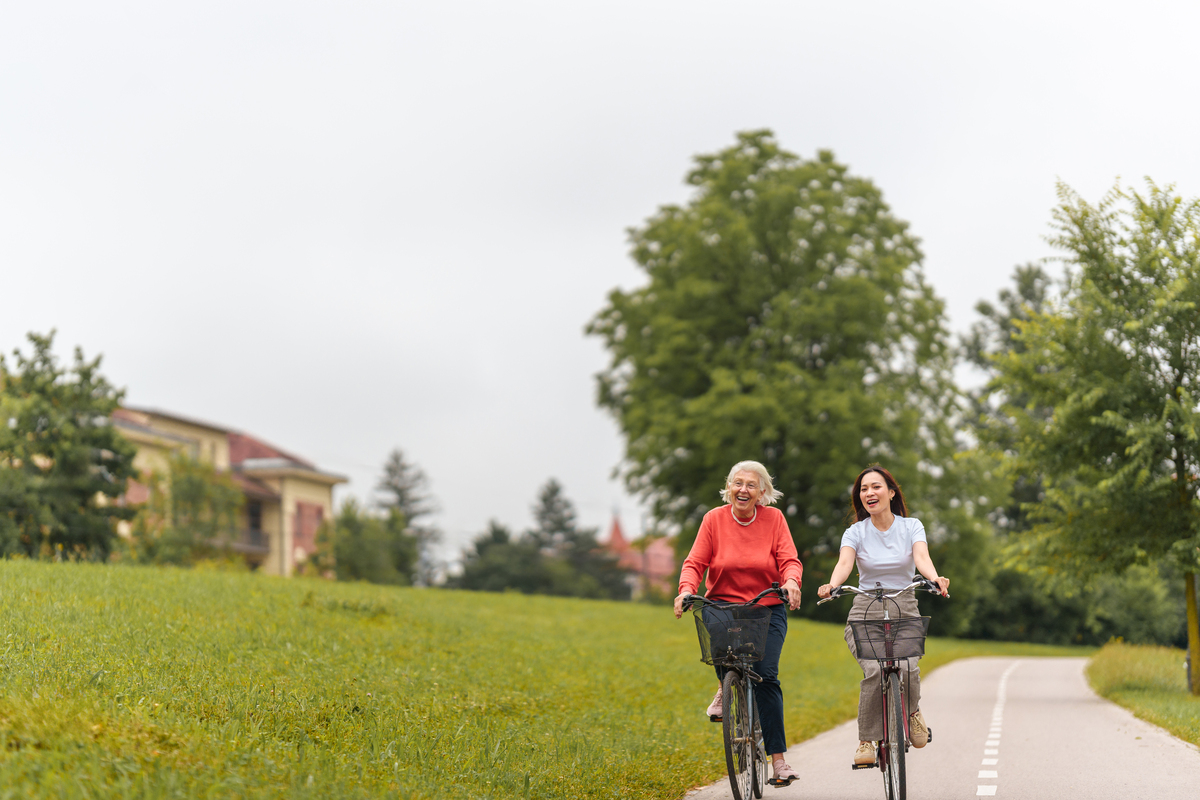 扮演一名户外博主写篇1000字哪些户外运动适合中老年人？的文章要有和读者互动语句重新编写个标题