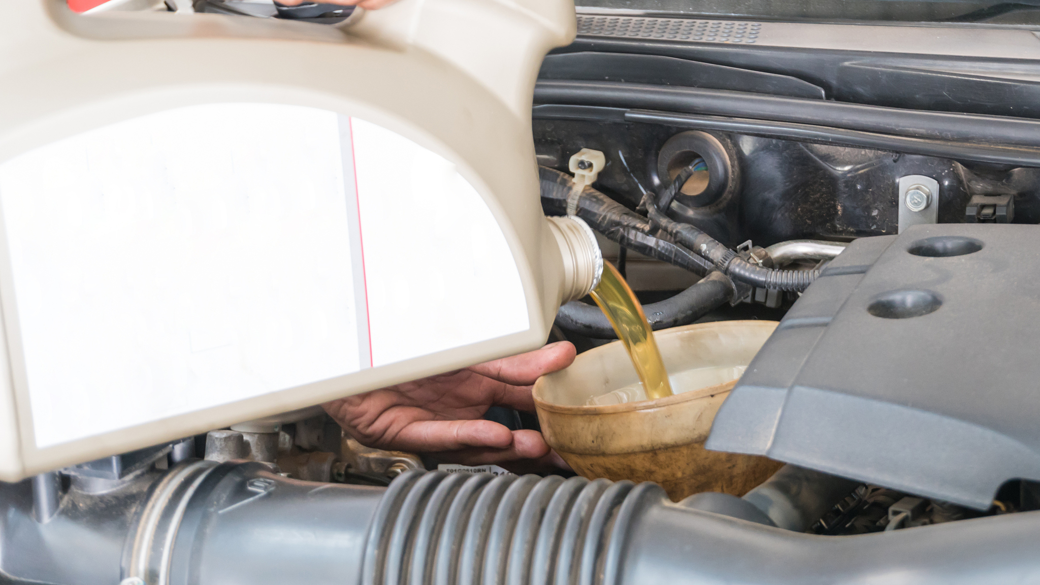 15年新款长安奔奔迷你自动档防冻液壶里渗透机油怎么解决