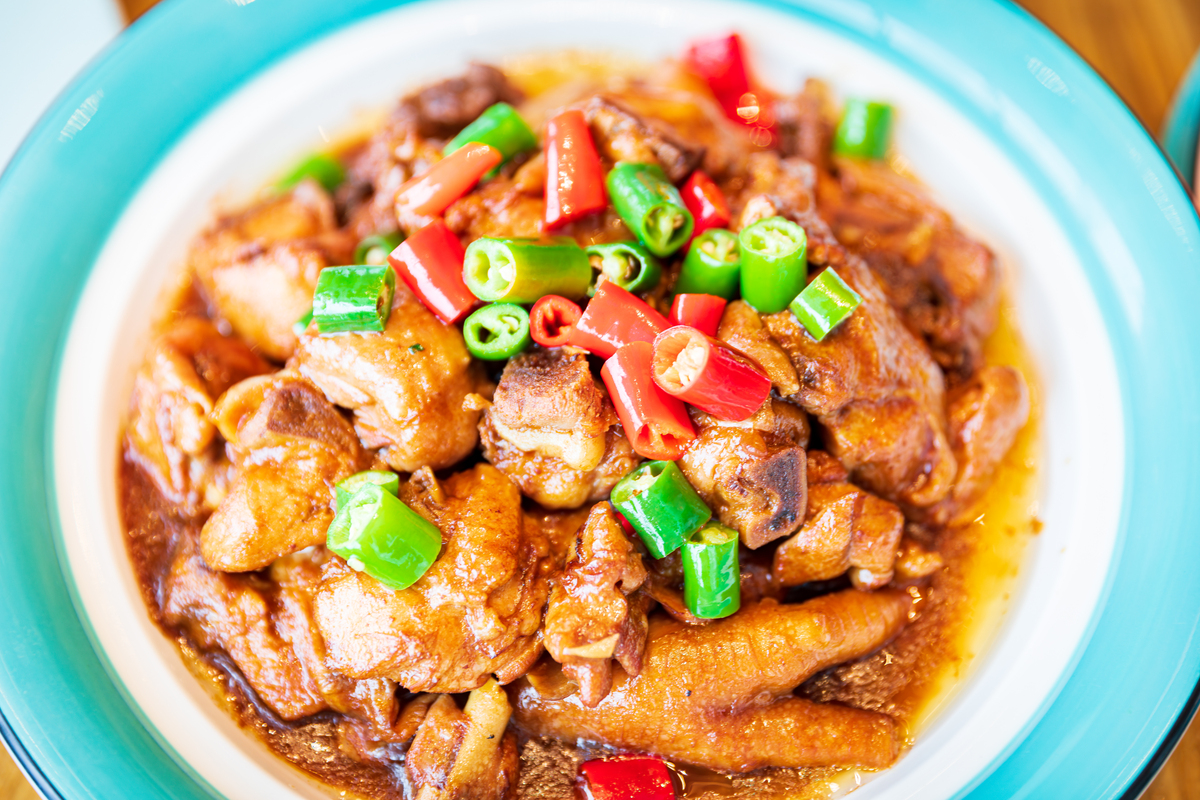 红烧鸡块特写,配红辣椒和青辣椒