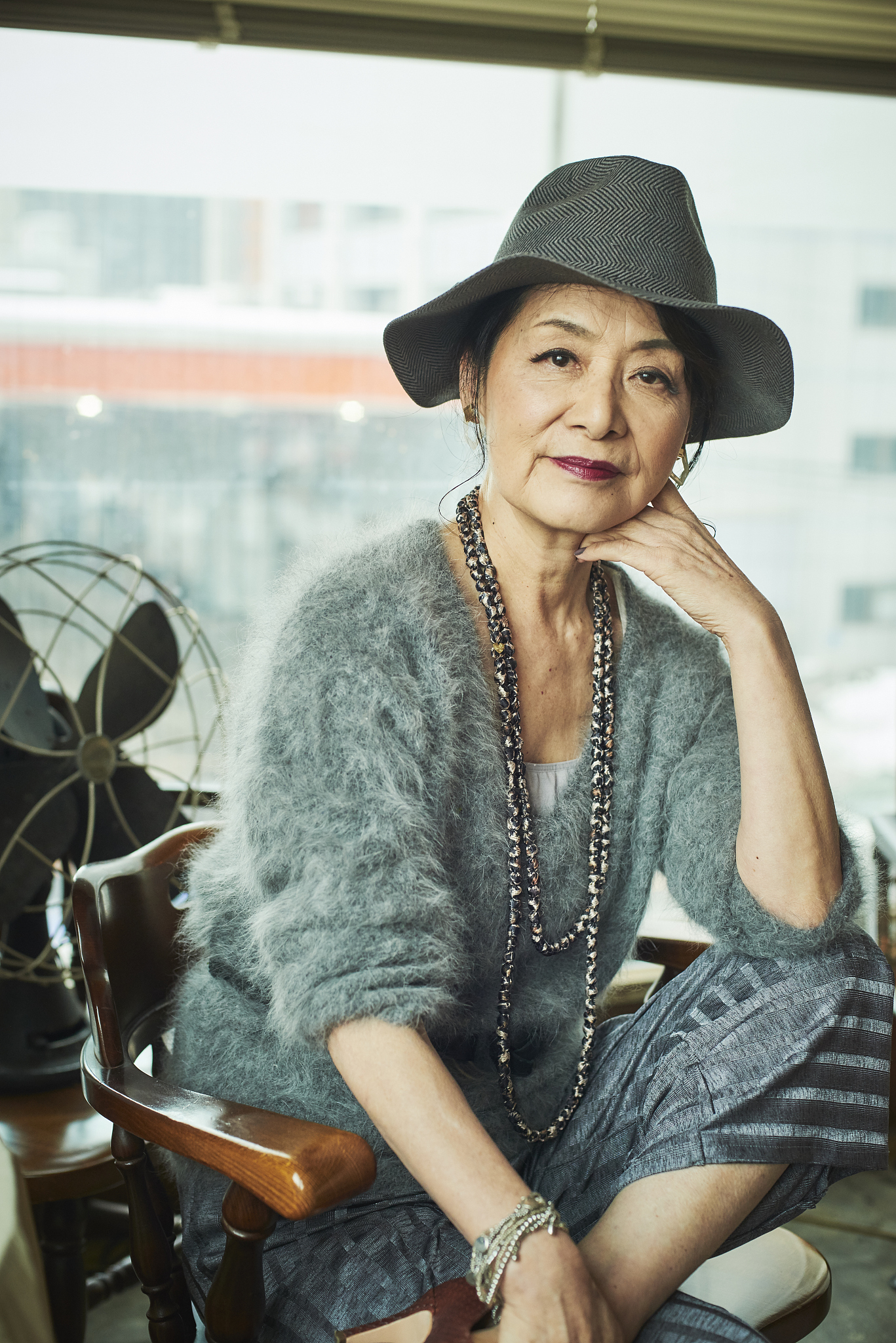 请描述一个60多岁但精神很好的老婆婆外貌