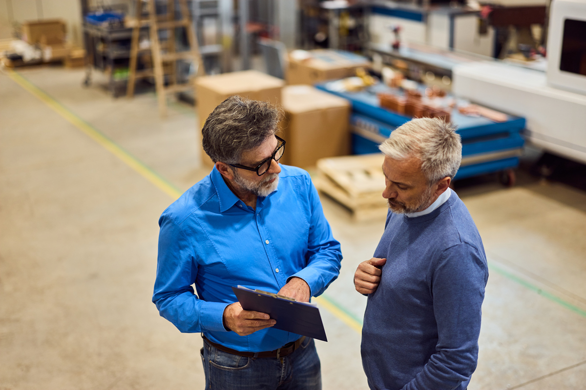 这篇文章有没有语法错误如果有请改正并给出修改原因。题目Mid-Career Crisis in Tech Jobs Impacting Older Workers 正文Mid-career crisis is particularly widespread in the fast-paced and unstable tech industry especially for older emplo