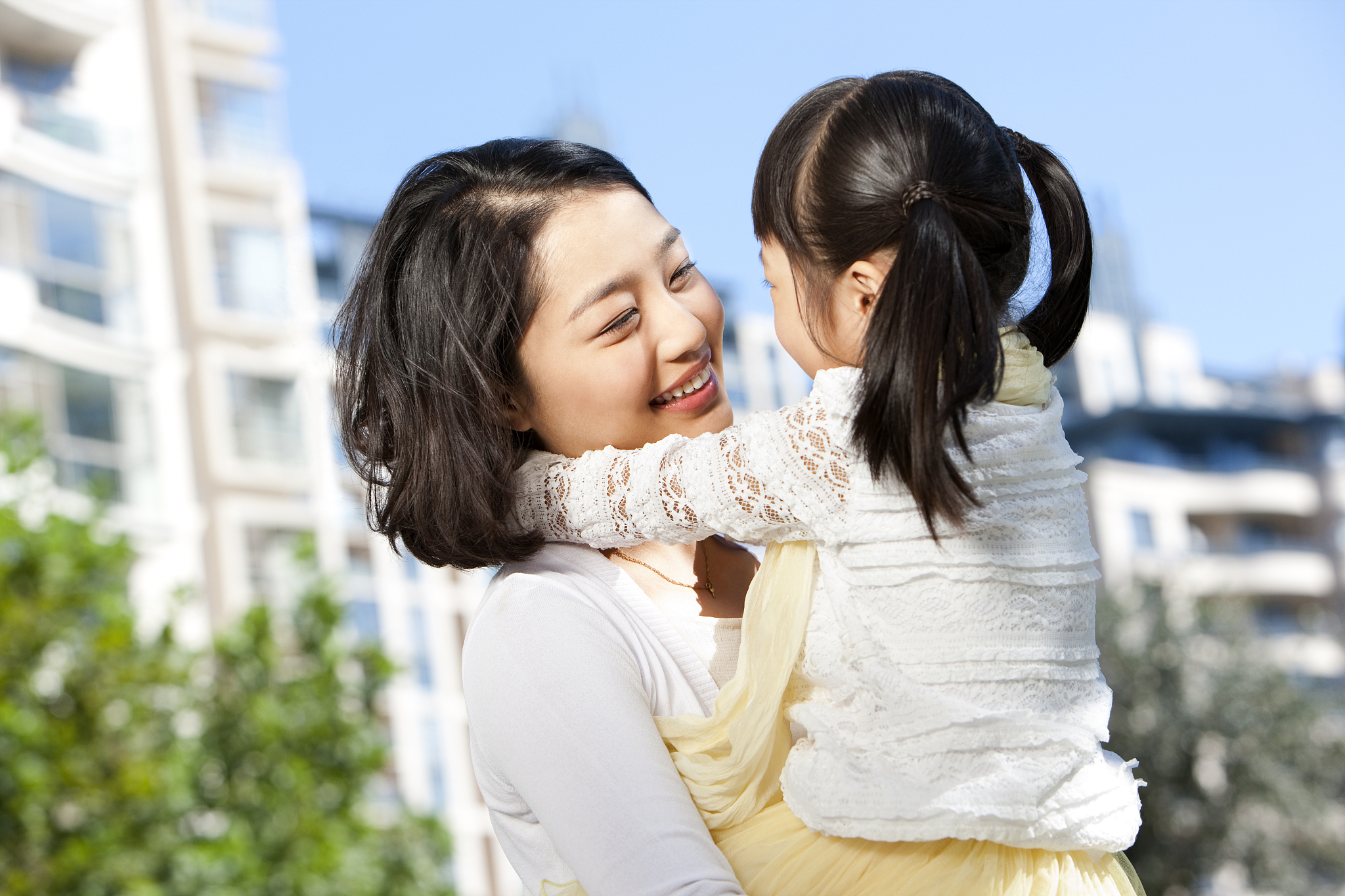 我亲爱的妈妈：外貌与性格的魅力
