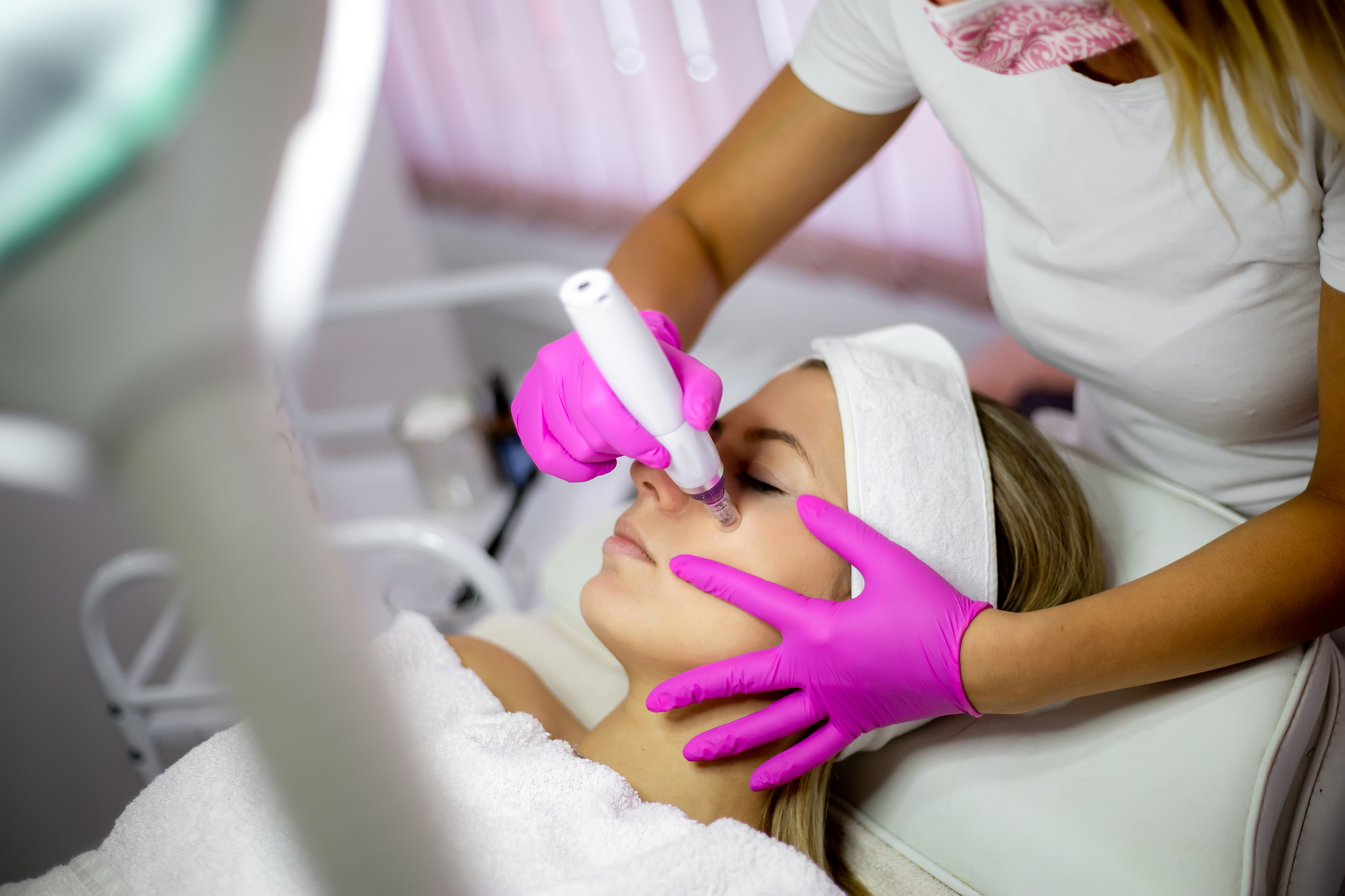 facial treatment with dermapen in the beauty salon