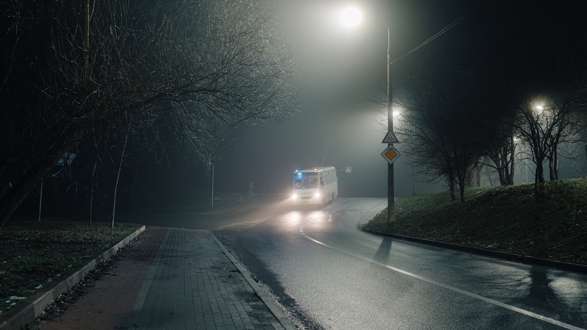凌晨大街的寂静与神秘：感受夜幕下的静谧氛围