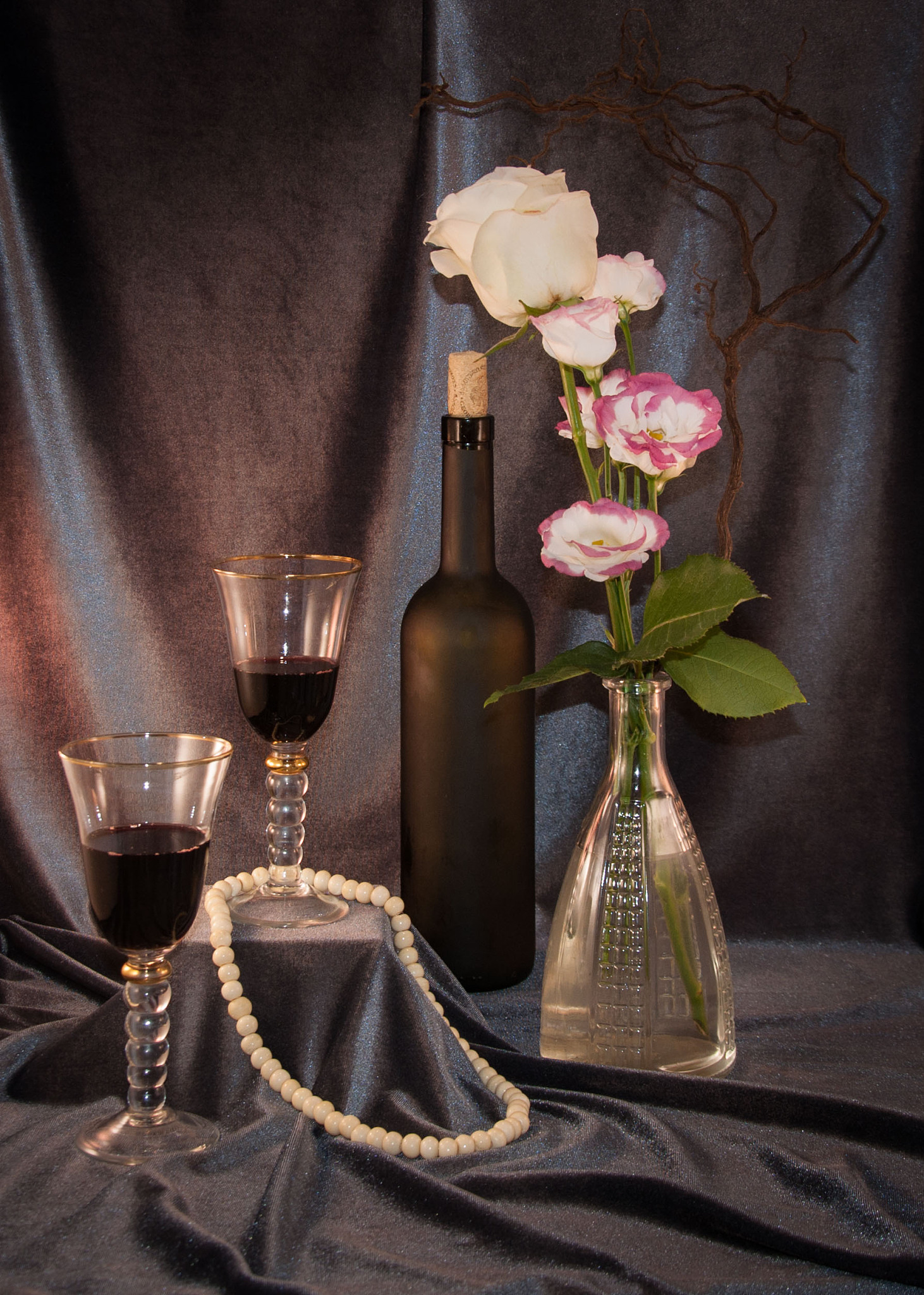 将下面的红酒换成玻璃花瓶写一段500字类似的话针对现有的泡沫包装进行改进泡沫材料本身对环境污染极大而且泡沫材料作为缓冲常常会因为天气原因在一冷一热的情况下导致酒标会产生水汽降低了消费者的使用感所以使用瓦楞纸设计一体成型的结构作为缓冲一方面避免了泡沫材料造成的困扰另一方面精致的结构提升了消费者的体验感并且瓦楞纸可多次循环利用这样的设计一举多得。在产品的设计上设计了两个100ml的体验装市场上常见的包