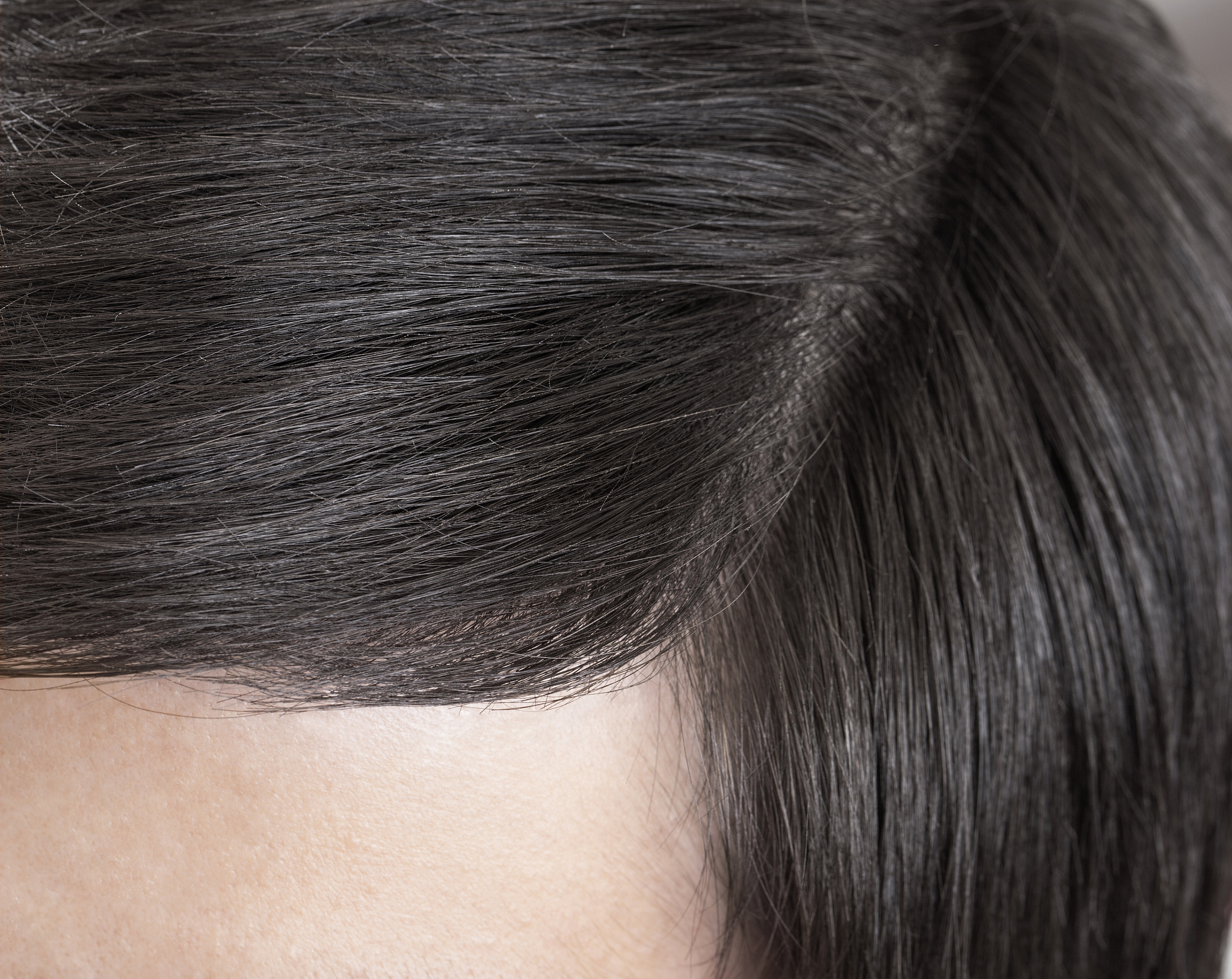 你是一名研究护理头发20年的科学家我现在21岁女我想要在一个月之内把变白的100根头发恢复成原来的样子或者变黑你给出一些有效的建议并且不要超过三个