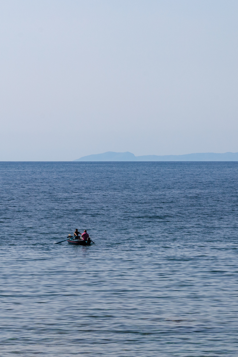碧海垂纶：男人海上垂钓的静谧时光