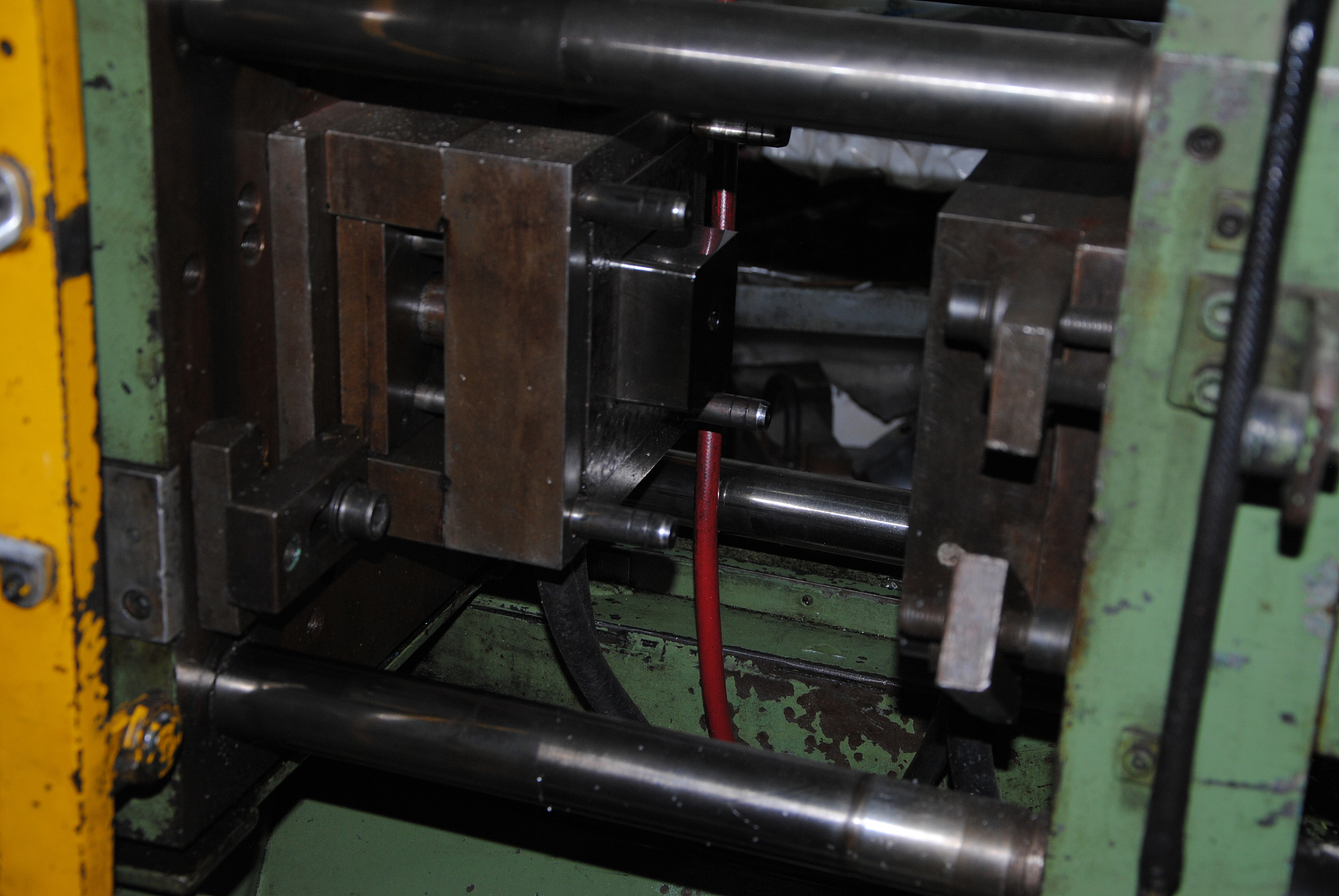 塑料焊机后压大于前压正常吗帮我用200字详细描述