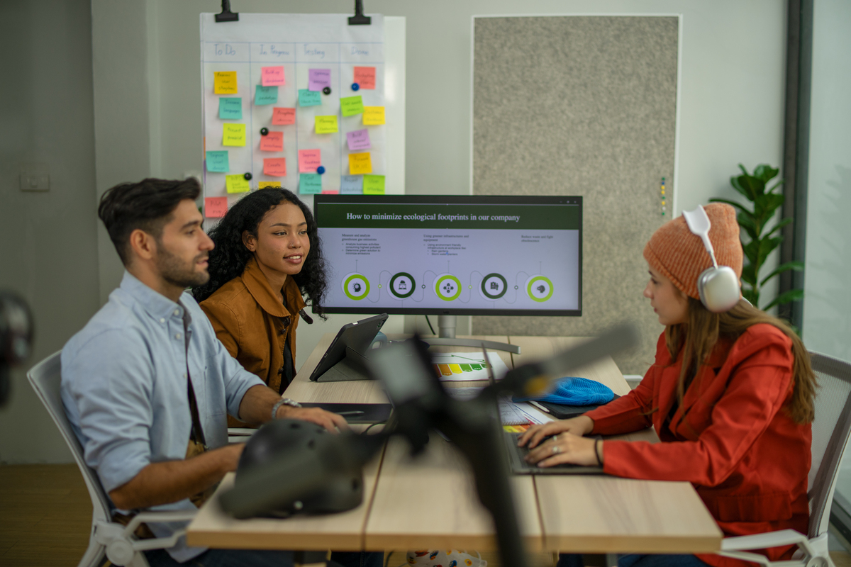 所有人大家好！首先我想借此机会向所有已经结束军训的大一同学表示祝贺！恭喜你们顺利完成这个重要的阶段。接下来为了帮助大家更好地适应大学生活并提升电子技能电子协会将于9月22-23日晚上7点半在砺能实训楼502503举行新生培训。这次培训的内容主要包括两个方面。首先我们将学习基础电子元件了解它们的特性和用途。通过掌握这些基础知识我们可以更好地理解电子设备的工作原理并为将来的实验打下坚实的基础。其次我们