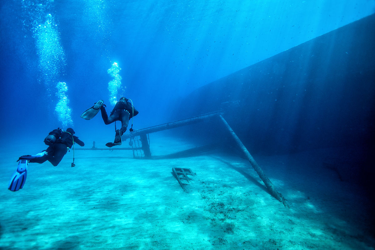 不赶什么浪潮 也不搭什么船 我自己有海什么意思