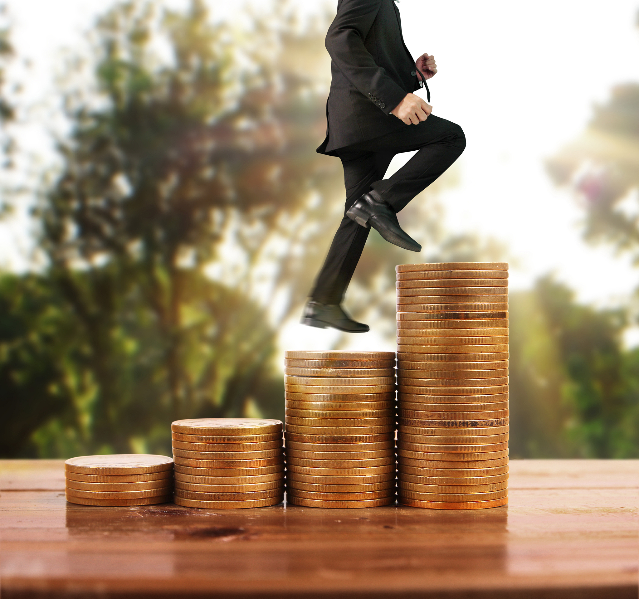 你是一个企业的财务总监、融资负责人。融资的钱都投资出去了短期内投资没有收益只能借新还旧、拆东墙补西墙这种局面应该怎么应对？