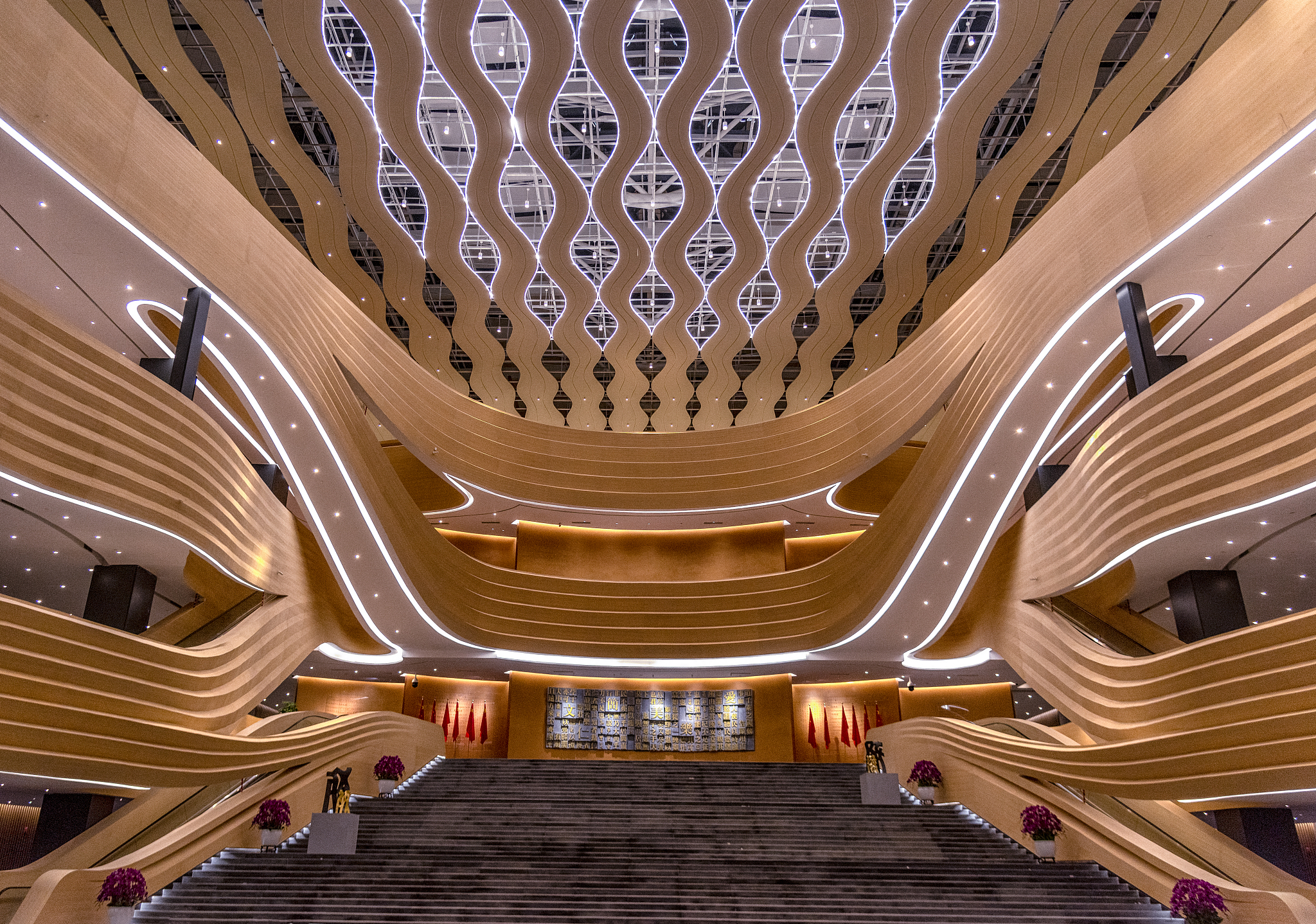 请帮我一篇中西方文化交流互鉴的议论文。要求有引例800字左右