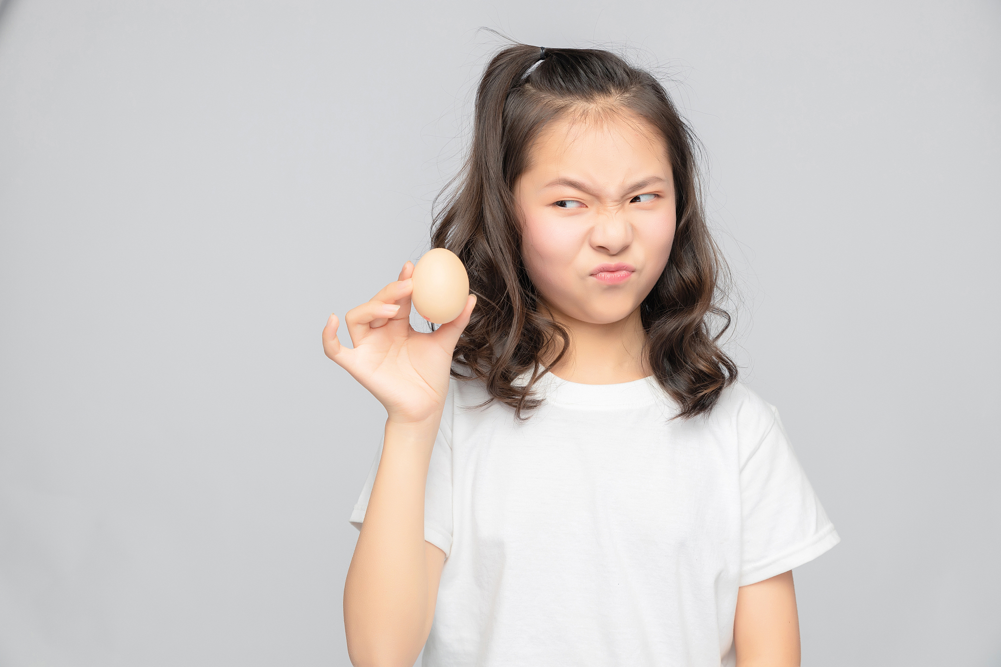灰色背景里的亚洲小学女生