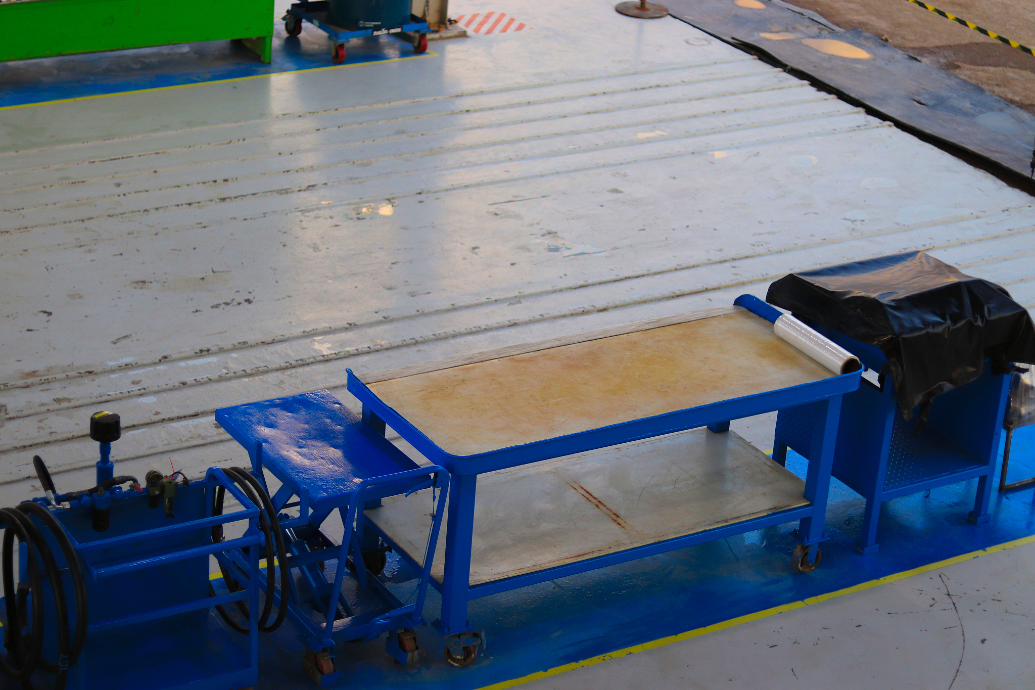 1、可调节型油箱运输料架底座表面沿长度方向依次设有两个工位每个工位周边环绕设有多个橡胶皮垫；2、底座四角分别垂直设有一根立柱相邻的两根立柱之间皆通过水平连杆连接相对设置的两根长连杆相互平行且距离底座的高度相同相对设置的两根短连杆相互平行且距离底座的高度相同；3、每个工位上方的两根长连杆中的其中一根上设有固定压块I和相对的另一侧边上设有挡块I短连杆上朝向对应的工位皆设有固定压块I和挡块Ⅱ改写这段话让