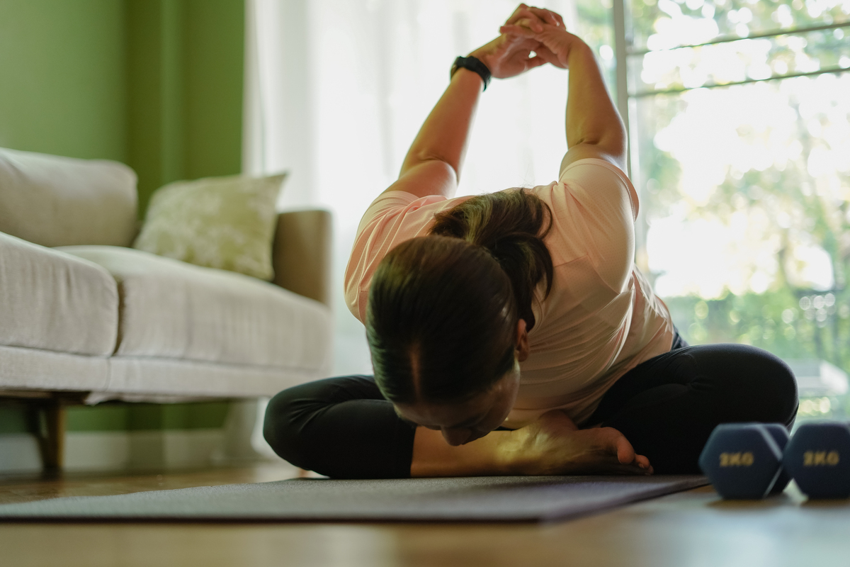 写一篇五种简单易学的瑜伽姿势缓解压力、促进睡眠。