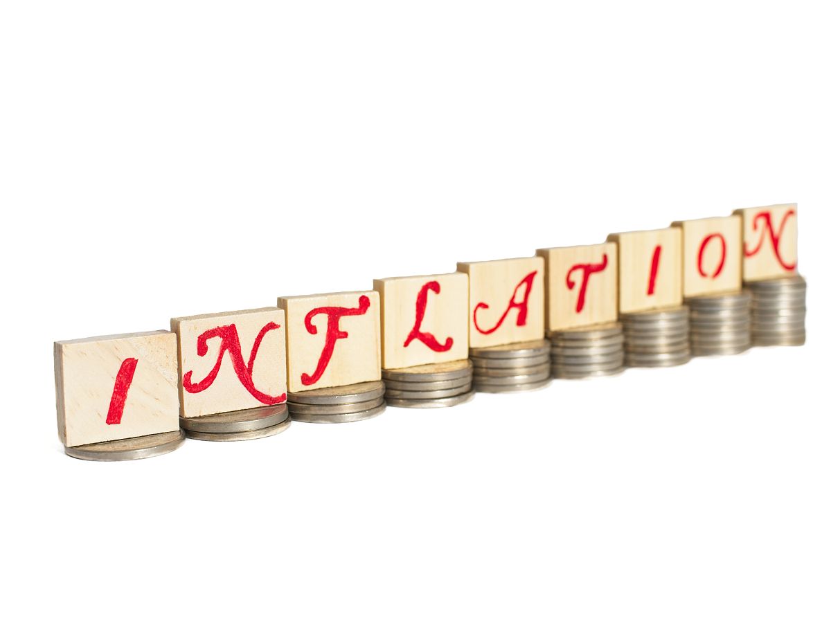 普雷斯顿说得好。当经济学家争辩说货币供应量和通货膨胀不相关时我想拔掉头发。新的货币单位显然嵌套在股票等的资本化率中因此它们永远不会进入 CPI 数据。