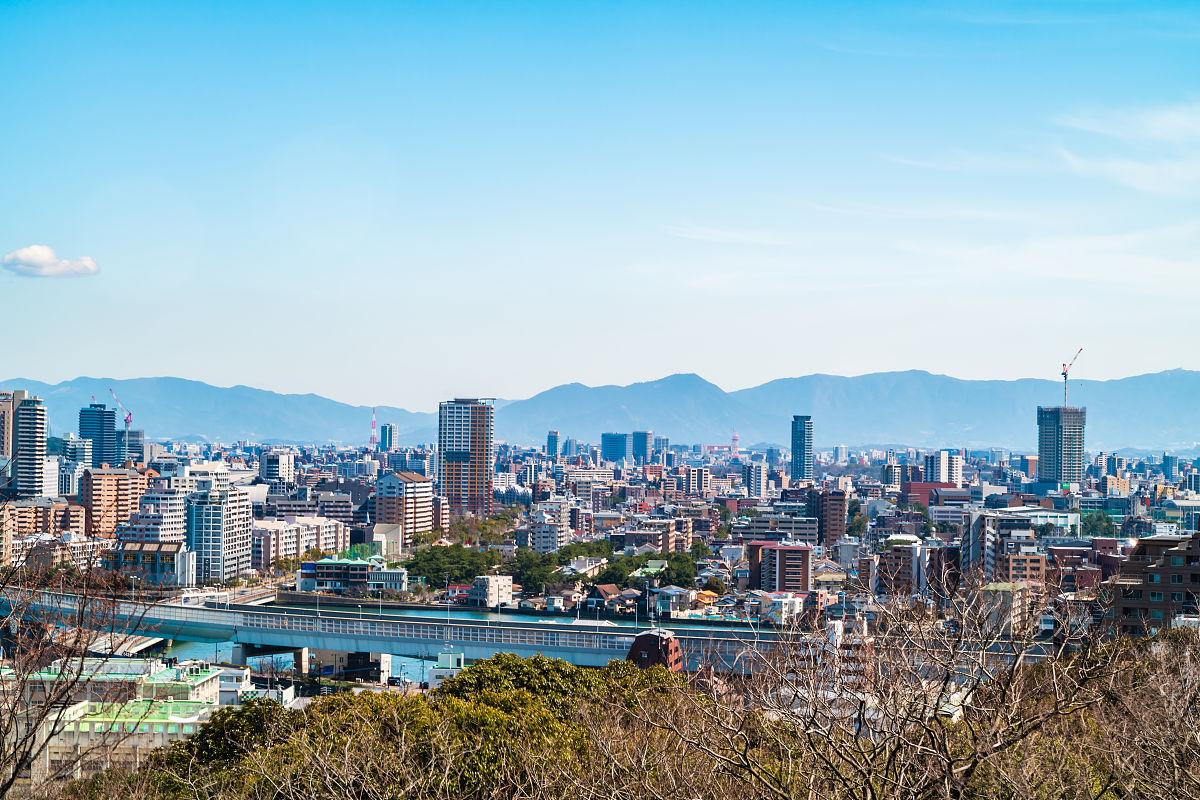 春天的蓝天,日本福冈的城市风光
