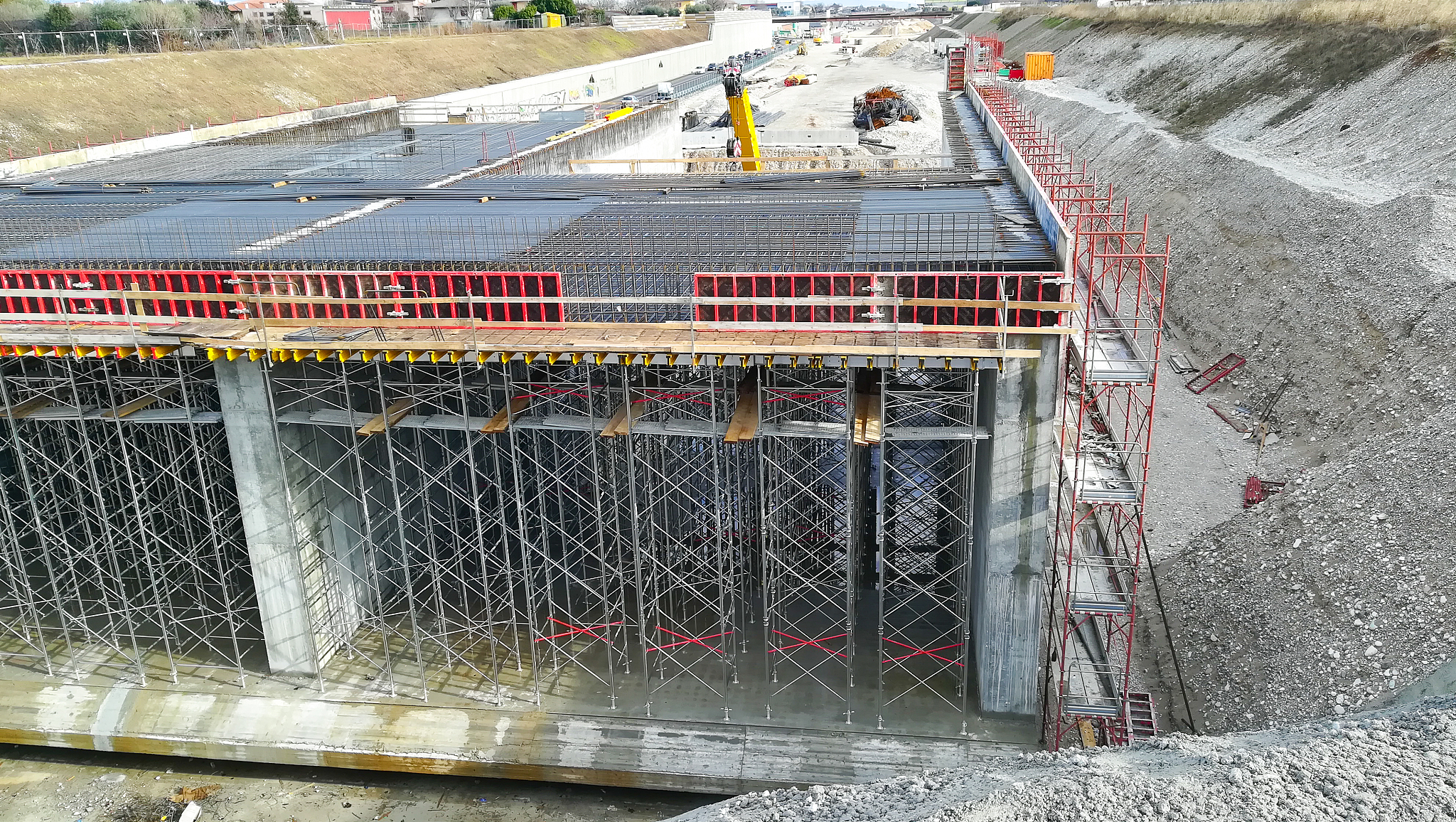 Moisture Migration and Temperature Dynamics in Concrete During Fire Tests