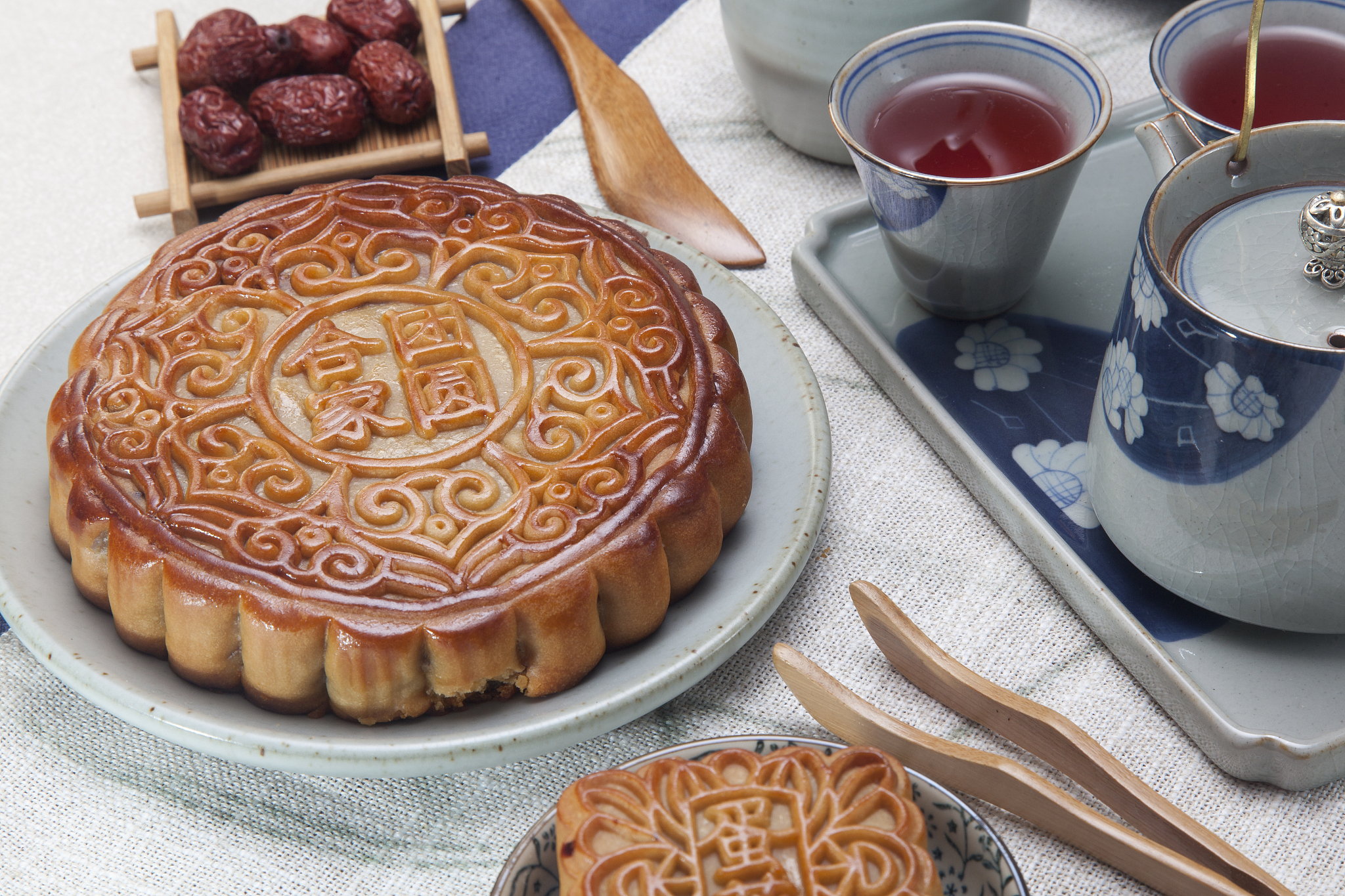 中秋送礼佳选！燕麦月饼买二送一，香甜美味，团圆必备！