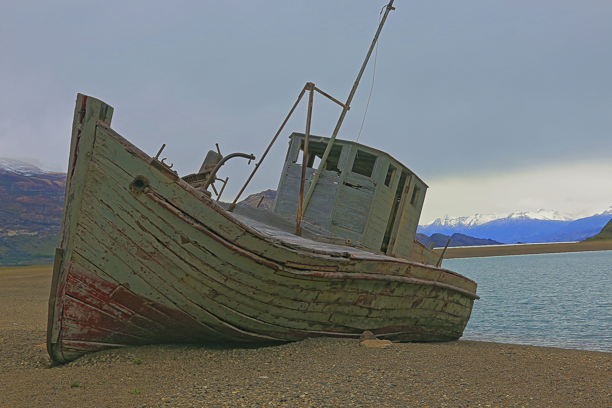 shipwreck – abandoned stranded boat on lake argentina bay – el