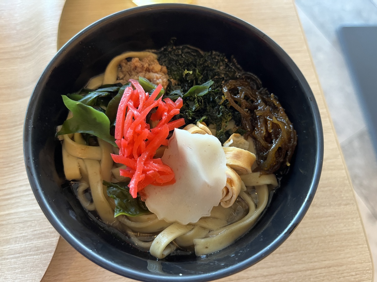 我需要一个需求分析报告关于世界地图上的各种美食点击显示其历史、特点、制作工艺等点击进入详细界面显示具体的各个店的位置链接能够导航寻找最佳路线用户交流评价用户可以探店添加美食地点等请帮助我分析会使用这个美食地图的商家的特点和需求