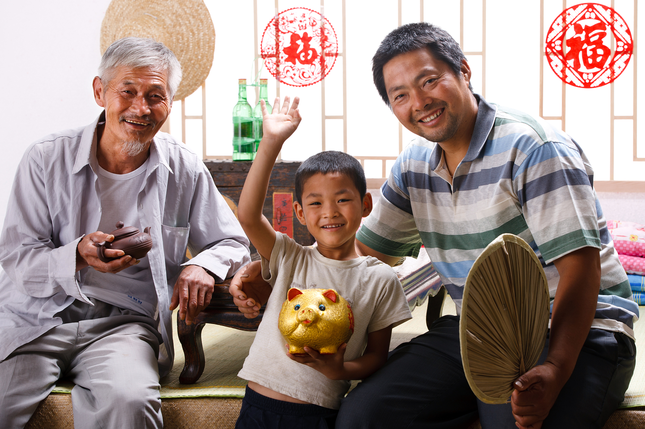 出生农民普通家庭里爸妈也是传统但挺挺开明的人。有姐姐和弟弟小时候经常跟弟弟打架妈妈奶奶护着弟弟而我作为家里的老二被爸爸独宠着每次跟弟弟闹矛盾爸爸都会毫不犹豫站在我这边满满的父爱虽然妈妈没有给我太多的母爱体验感但也一直在对我们付出着。从小就是外人口中懂事的男孩子从不惹麻烦表现的乖张但又很想叛逆。 初中因为要寄宿每周一基本上都是爸爸送我去学校读书从来没让父母来过学校看望过可能因为真的很懂事吧父母可行性