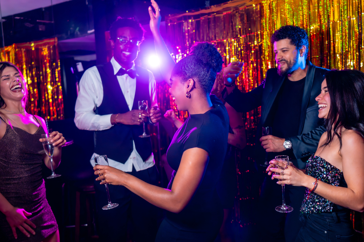 朋友聚会：享受VIP待遇，期待精彩演出！