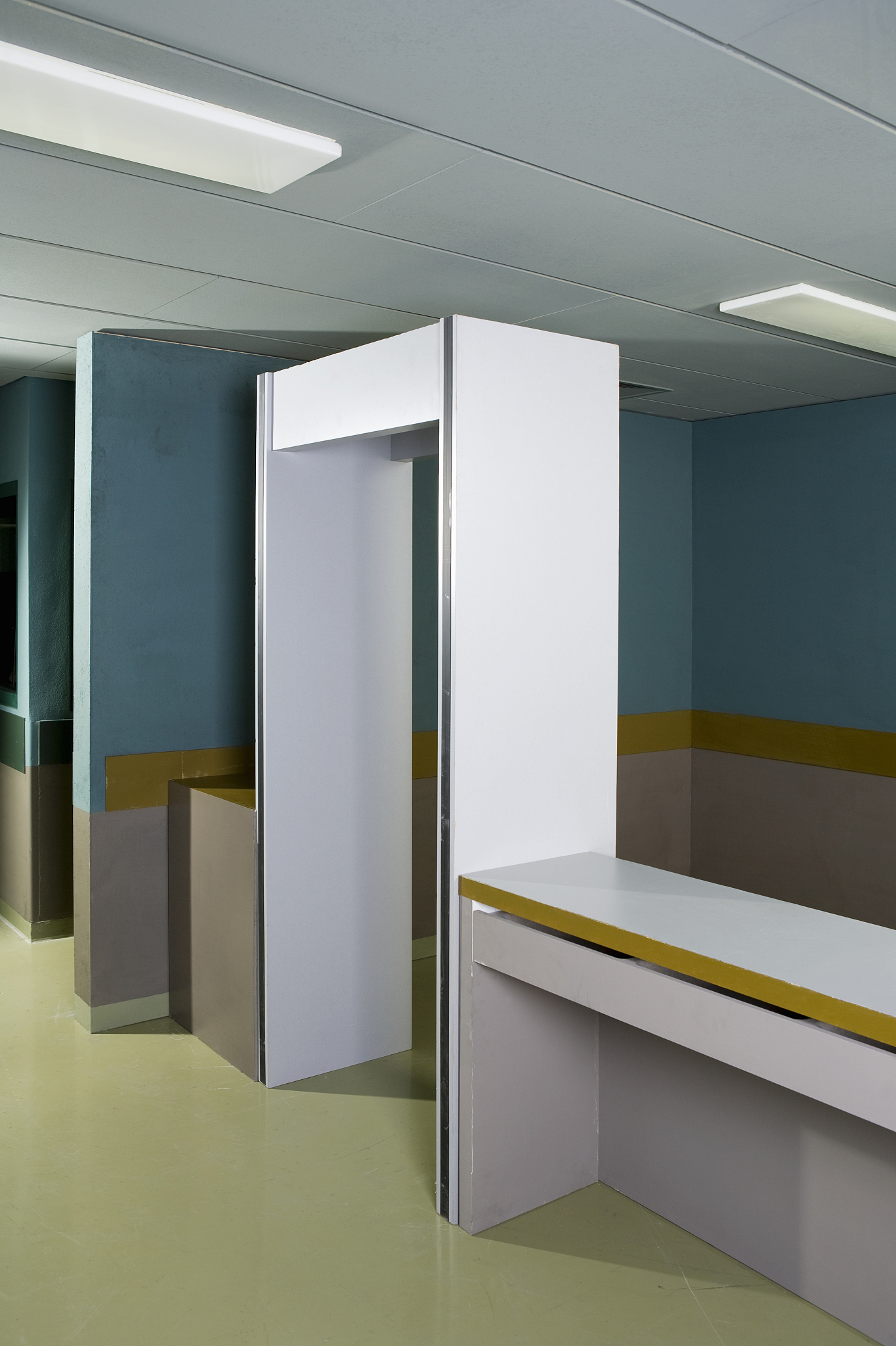 請翻譯做英文大門的保安鐵鏈安裝好了 謝謝你的安排 因新安裝的鎖鏈扣不夠大去遮蓋舊的鎖鏈扣的開窿位置 所以會看到舊的鎖原有的螺絲孔 現附上照片作為一個紀錄 另外上次電器師傅上嚟睇過廁所的抽氣扇 說哪個部分其實沒有抽氣扇 請問會怎樣處理 是擔心沒有抽氣扇濕氣便會積聚牆身浴缸原本有的發霉情況會更嚴重 廚房洗手盆的水龍頭在正常使用下亦都開始鬆了 下次有人嚟修理的時候可否順便看一看