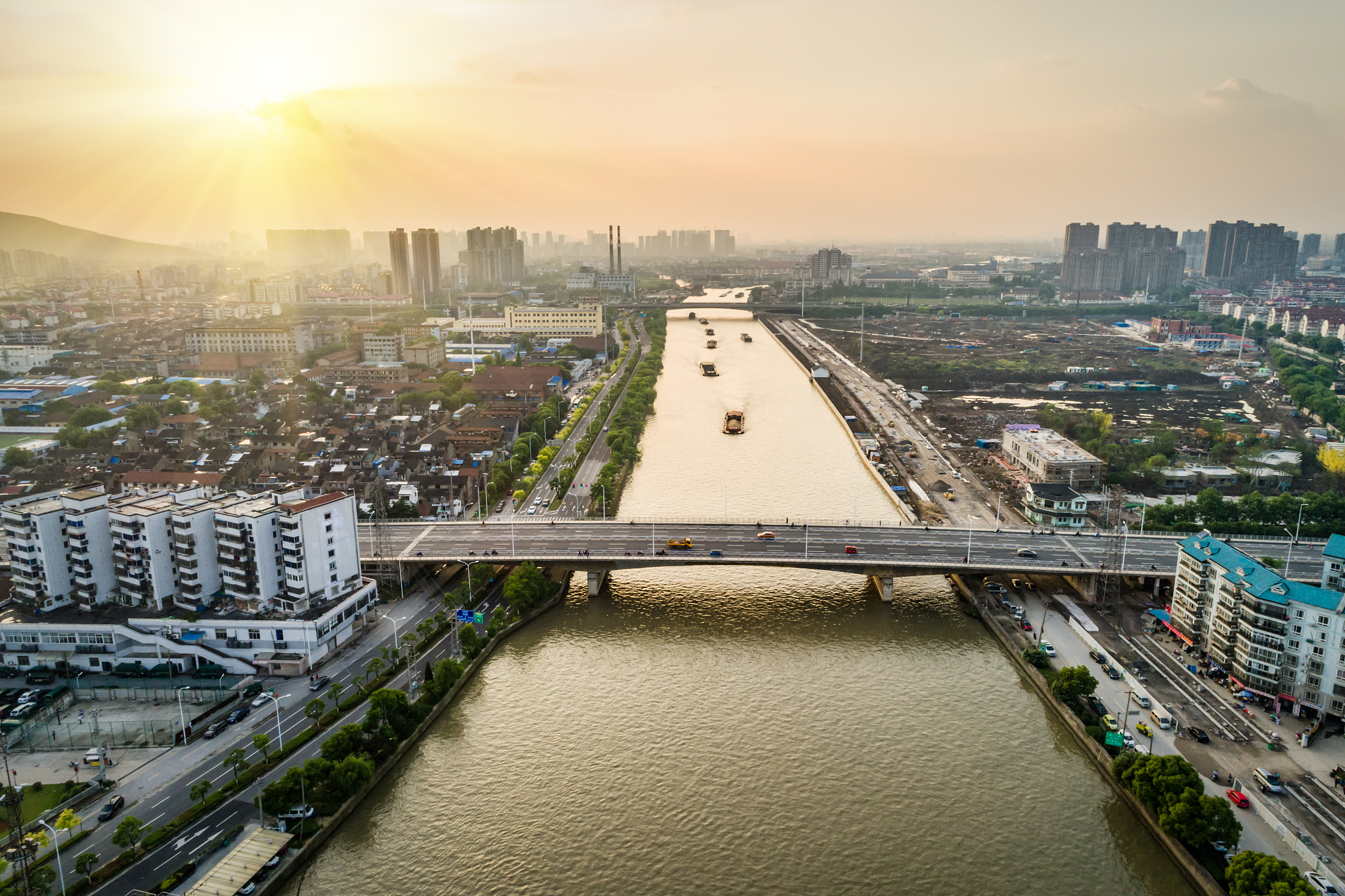 the bridge with city