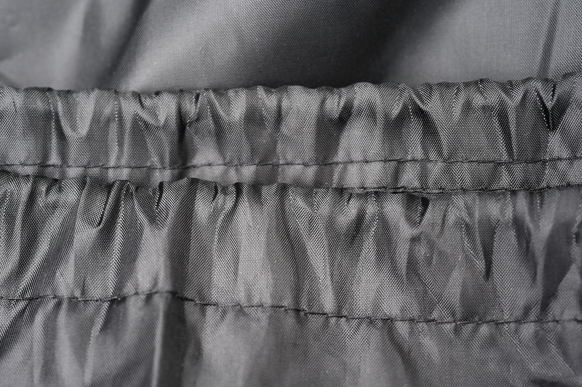 你是一名纺织爱好者请你用中文翻译一下以下文字。Structured garments must usually be dry-cleaned because many different fabrics are used in their construction The outer fabrics lining interfacings and padding may all have slig