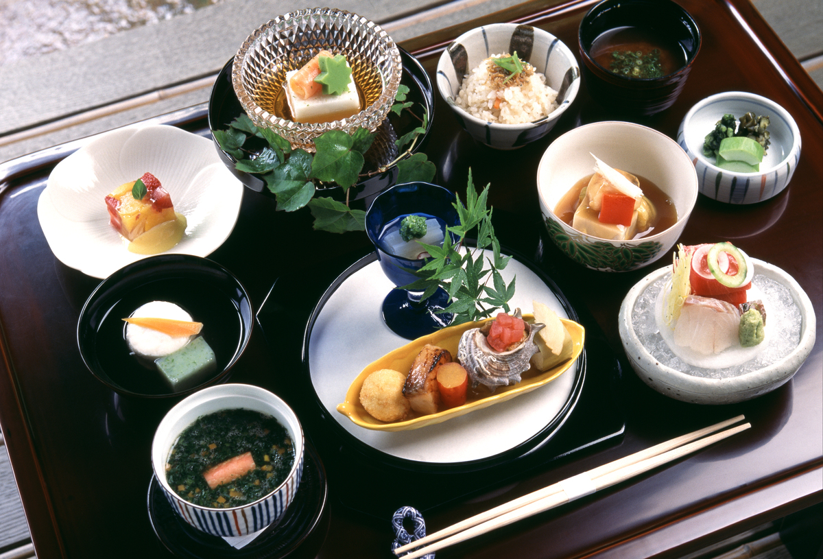 情侣餐厅的营销策略1 提供特色菜品和套餐：情侣餐厅可以根据情人节、七夕等节日推出特色菜品和情侣套餐。此外也可以开展适合情侣的主题活动如烛光晚餐、音乐夜、电影之夜等。2 联合营销：与周边商家合作例如蛋糕店、花店等提供优惠套餐或礼品卡吸引更多情侣前来就餐。3 社交媒体宣传：通过社交媒体平台发布餐厅的照片、视频和口碑评价吸引更多年轻人关注和分享增加继续