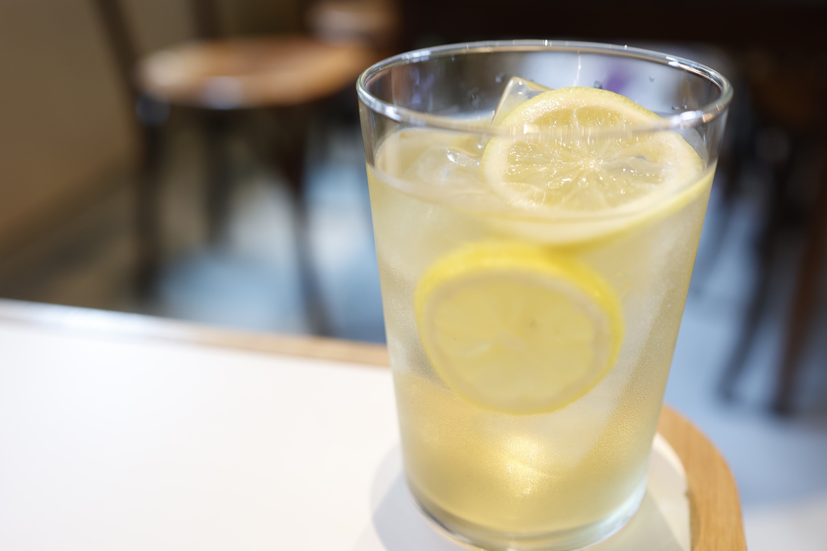 手打柠檬茶好评：酸甜可口，回味无穷！