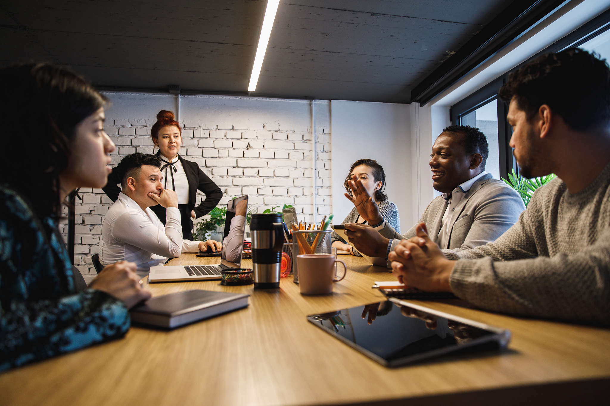 尊敬的各位记者朋友们大家好！女性安全问题是当今社会中一个非常值得重视的问题特别是女大学生的安全问题。近些年来女大学生遇害事件频繁发生女大学生人身、财产侵害案件逐年上升这种情况引发了社会广泛关注和讨论女性群体因此感到焦虑进而也容易导致社会信任缺失。如何加强女大学生的安全保障措施提高女性的安全意识增加女性的自我保护能力是当前亟及需解决的问题。针对这一问题我们利用了问卷和访谈等形式向女大学生展开了调研。