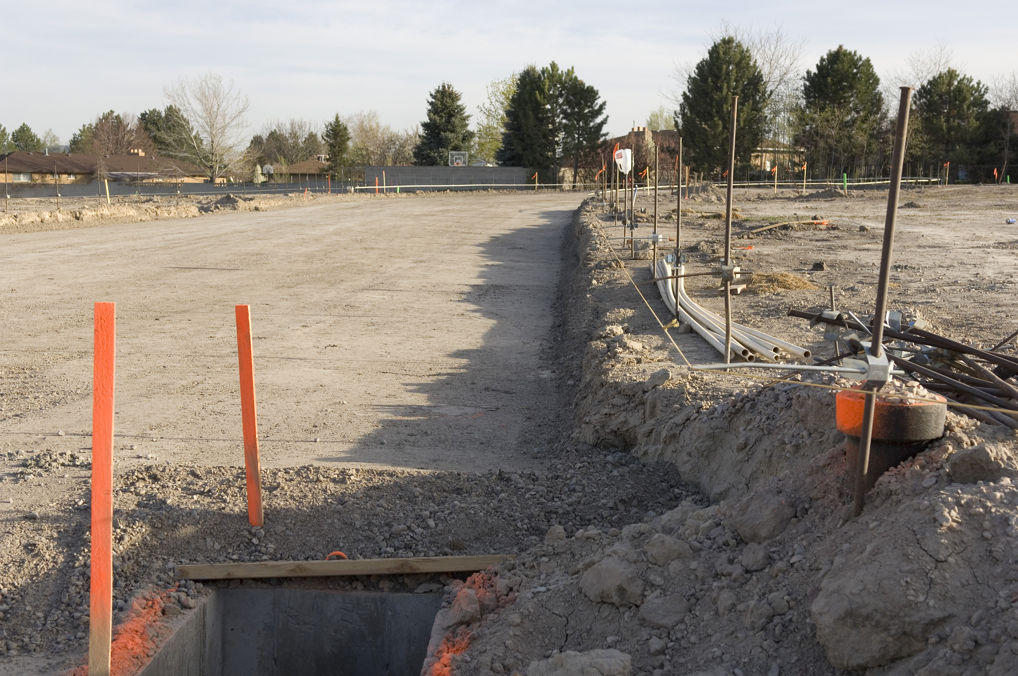 4)地下室施工完毕,四周应及时回填。回填之前,应排除积水，清除虚土和建筑垃圾,当回填材料采用土质材料时,应选用三十灰土、最优含水量的素土、砂土,并进行试填检验合格后方可施工,严禁采用建筑垃圾、淤泥(质)土、耕植土代替。回填施工应均匀对称进行,并分层办实,分层厚度≤250mm,夯实后回填土压实系数应≥0.94。施工时应注意不得损伤防水层。改写这段话查重率低于20%