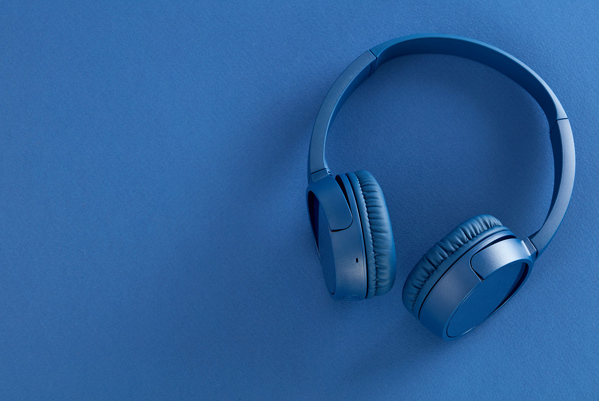 帮我写一份关于头戴式耳机的种草口播文案他的特点是颜值高粉蓝色渐变可以折叠触控方便等