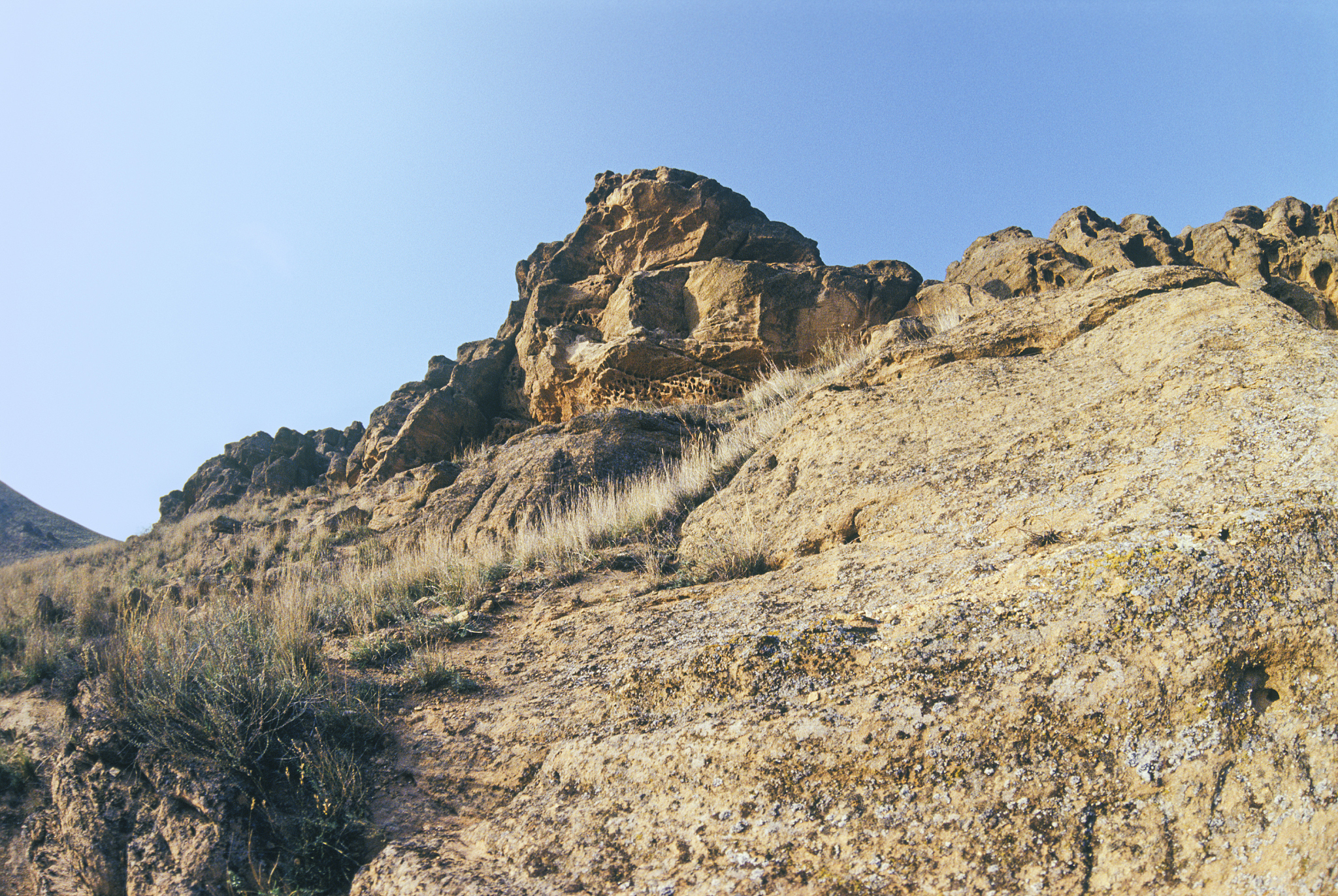 根据对地层的层序、地层形成时代、岩性特征、接触关系、构造运动情况、岩浆活动过程等的分析恢复兰州地区的地质发展史。描述时应按由老到新的时间顺序依次描述并说明该区每一时间段的古气候变化、古生物演化、地质作用情况及各种地质事件