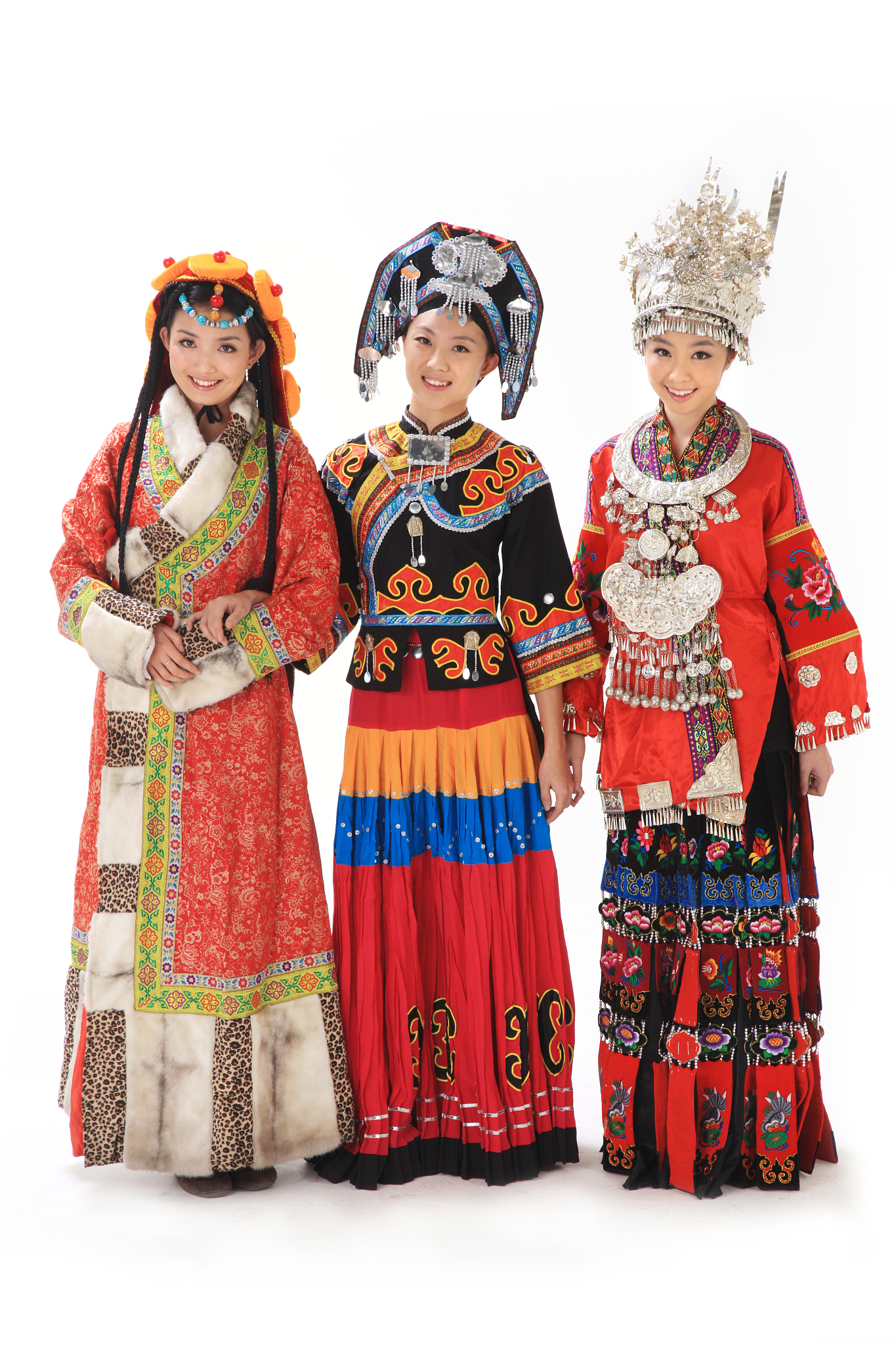 收集中国西南地区的苗族和中国西北地区的藏族的资料服饰样式分析其特点并进行对比研究。