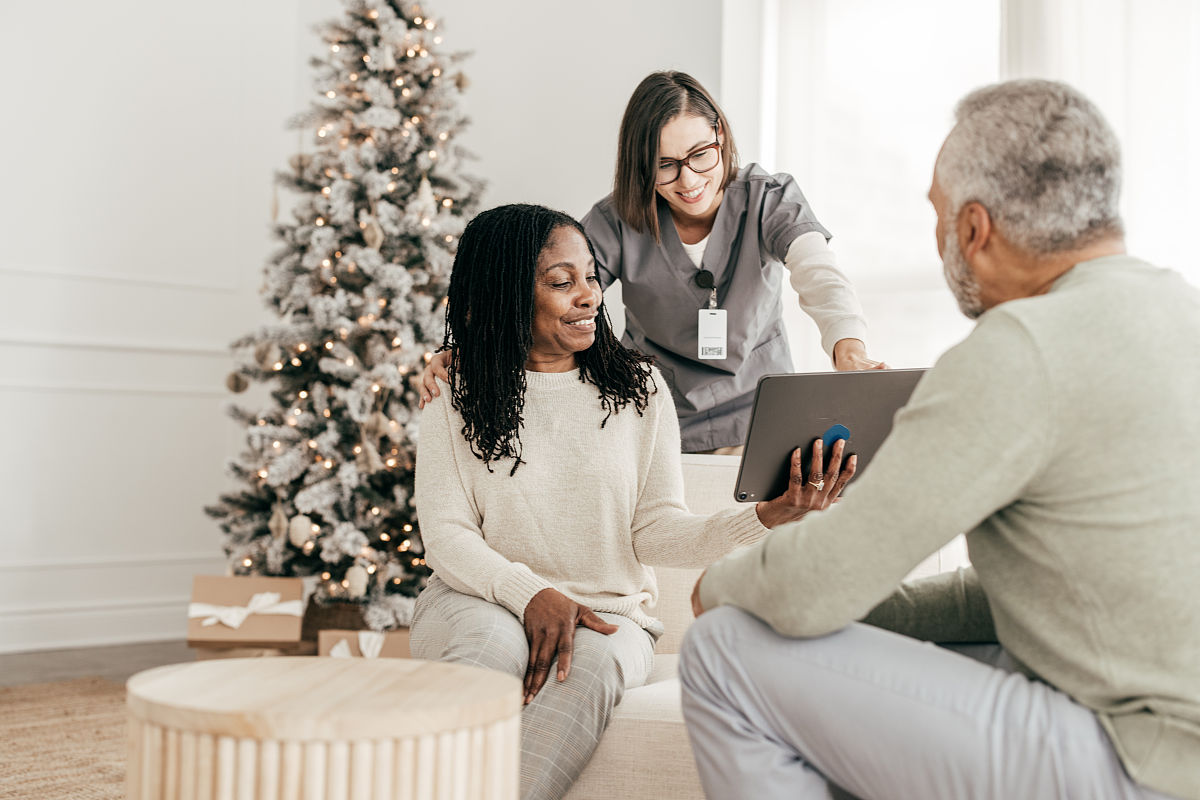 把这段叙述扩充到2000字以咨询师赵华在咨询室中接待了一家四口人包括父亲李明、母亲张静和两个儿子李多和李博。赵华首先了解了他们家庭的历史和现状并建立了场所的安全感。李明坦言自己的工作忙碌缺少对家庭的关注；张静则感到自己在家庭中有些孤单和无助。两个儿子也表达了自己希望父亲多陪伴的心愿。赵华通过确认技巧了解了他们对治疗过程的期待包括建立更好的沟通方式、增进家庭亲密度等。他也使用引导技巧了解了他们可能面