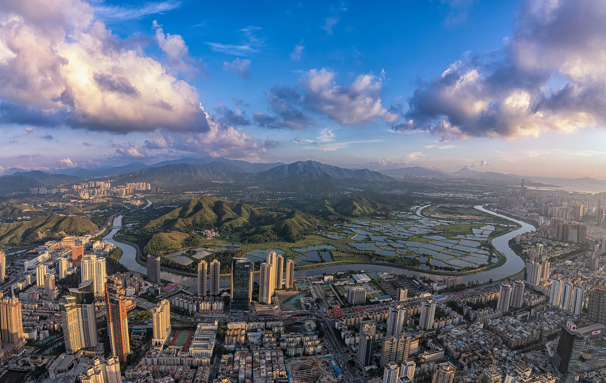 深圳罗湖高空深港蓝天白云