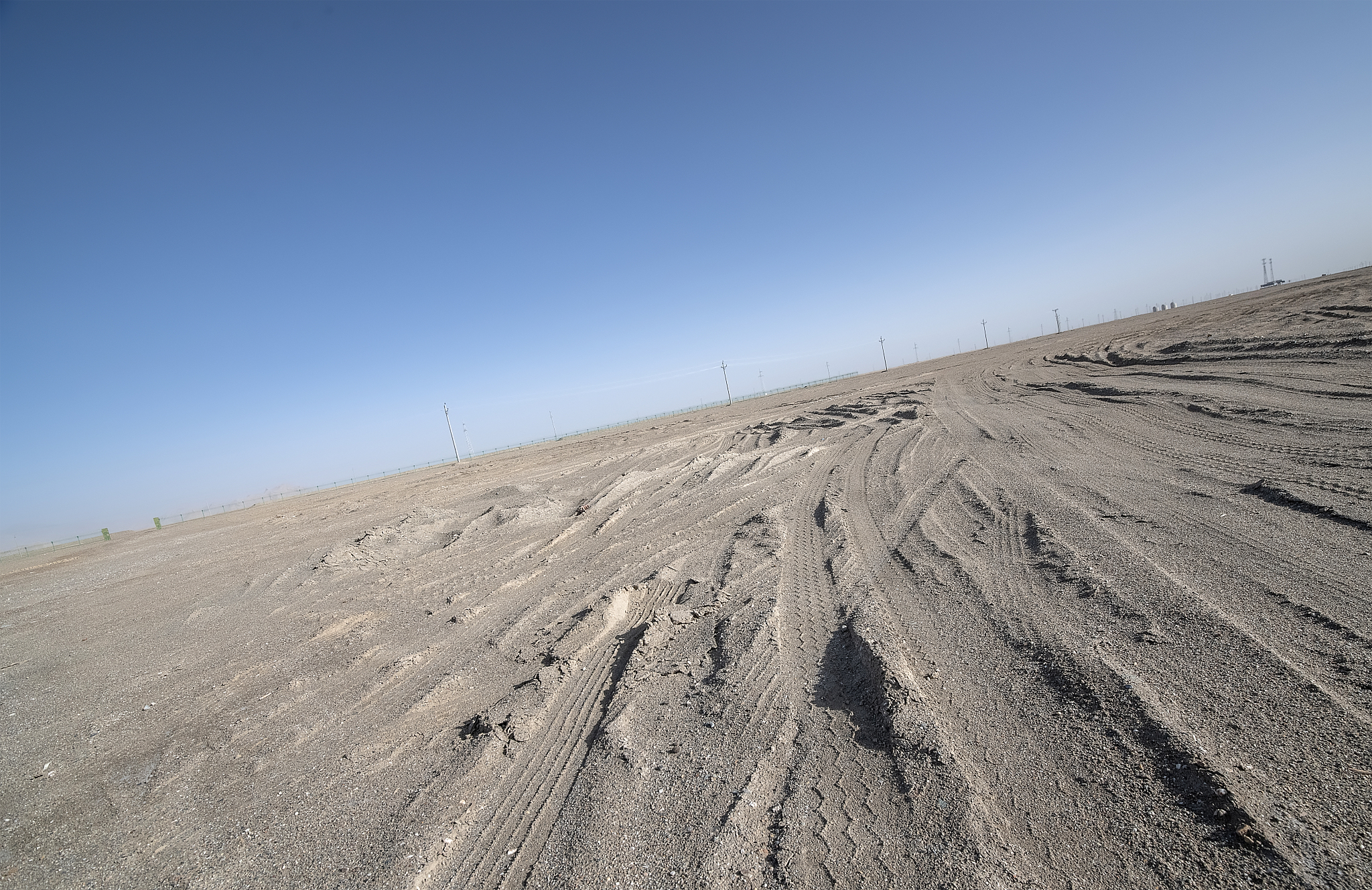 dirt road along qinghai-tibet highway