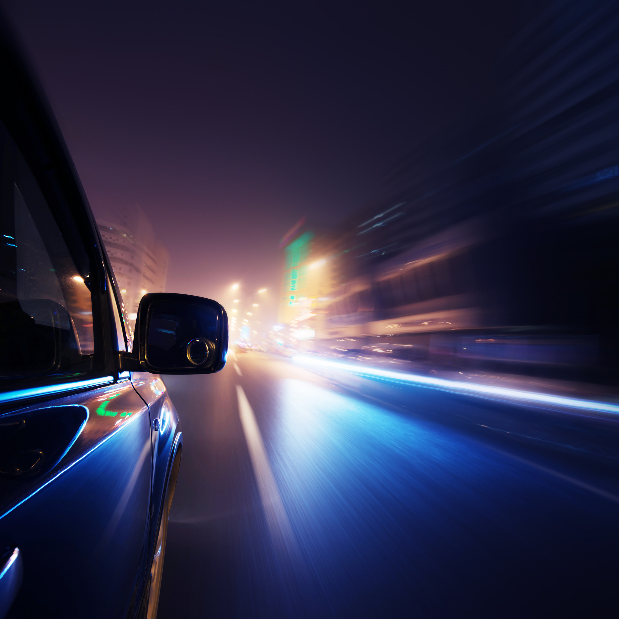 高架上的速度与激情：飞驰汽车的视觉盛宴